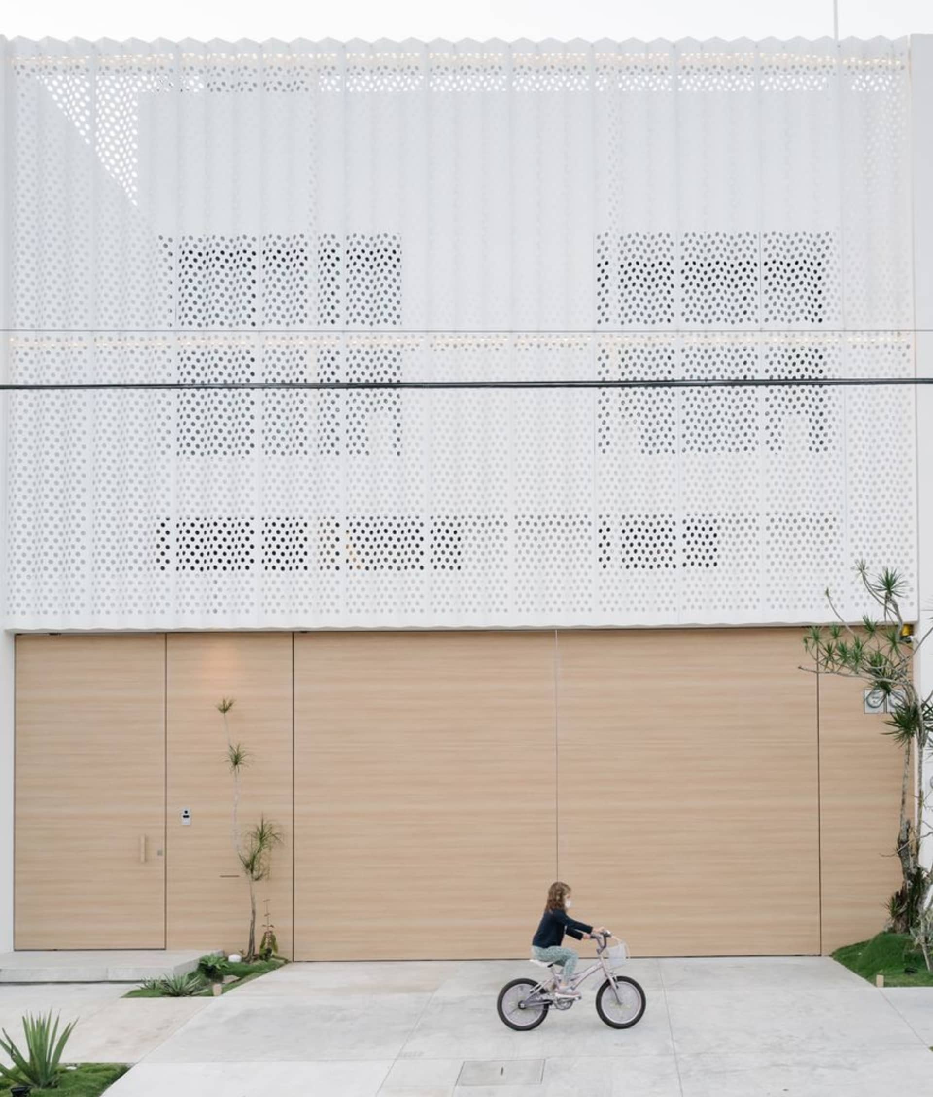 現代建築採用穿孔金屬立面搭配大型木門