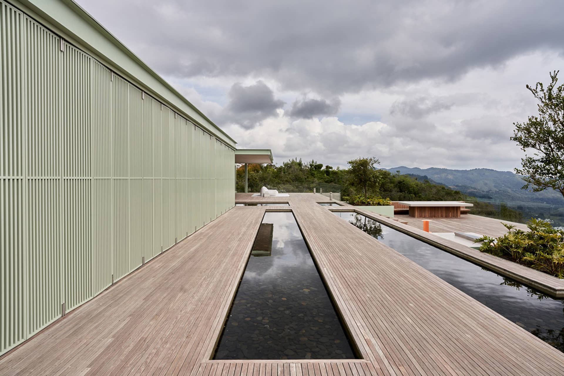 現代建築空間，搭配木質平台與泳池，享有山景視野。