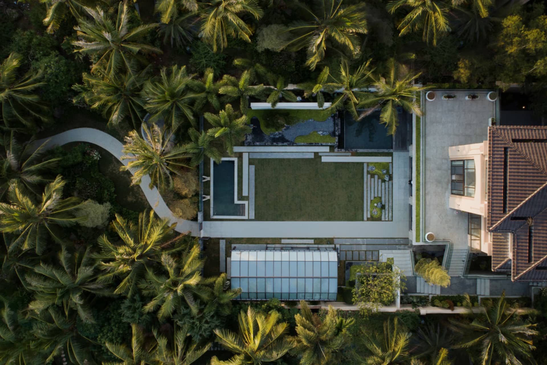 俯瞰視角的現代住宅建築平面圖，採用混凝土與玻璃材質。