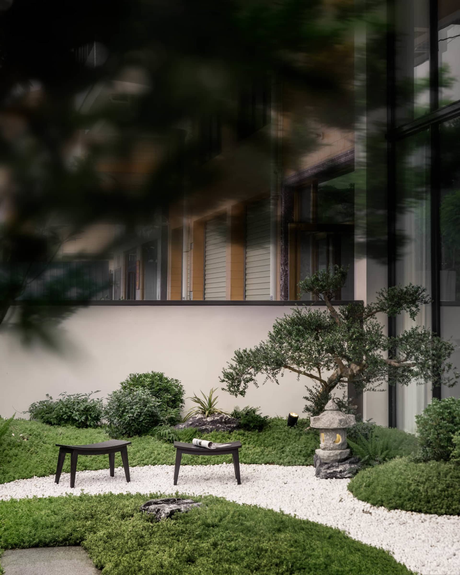 極簡日式庭園,展現混凝土、礫石與綠意植栽。