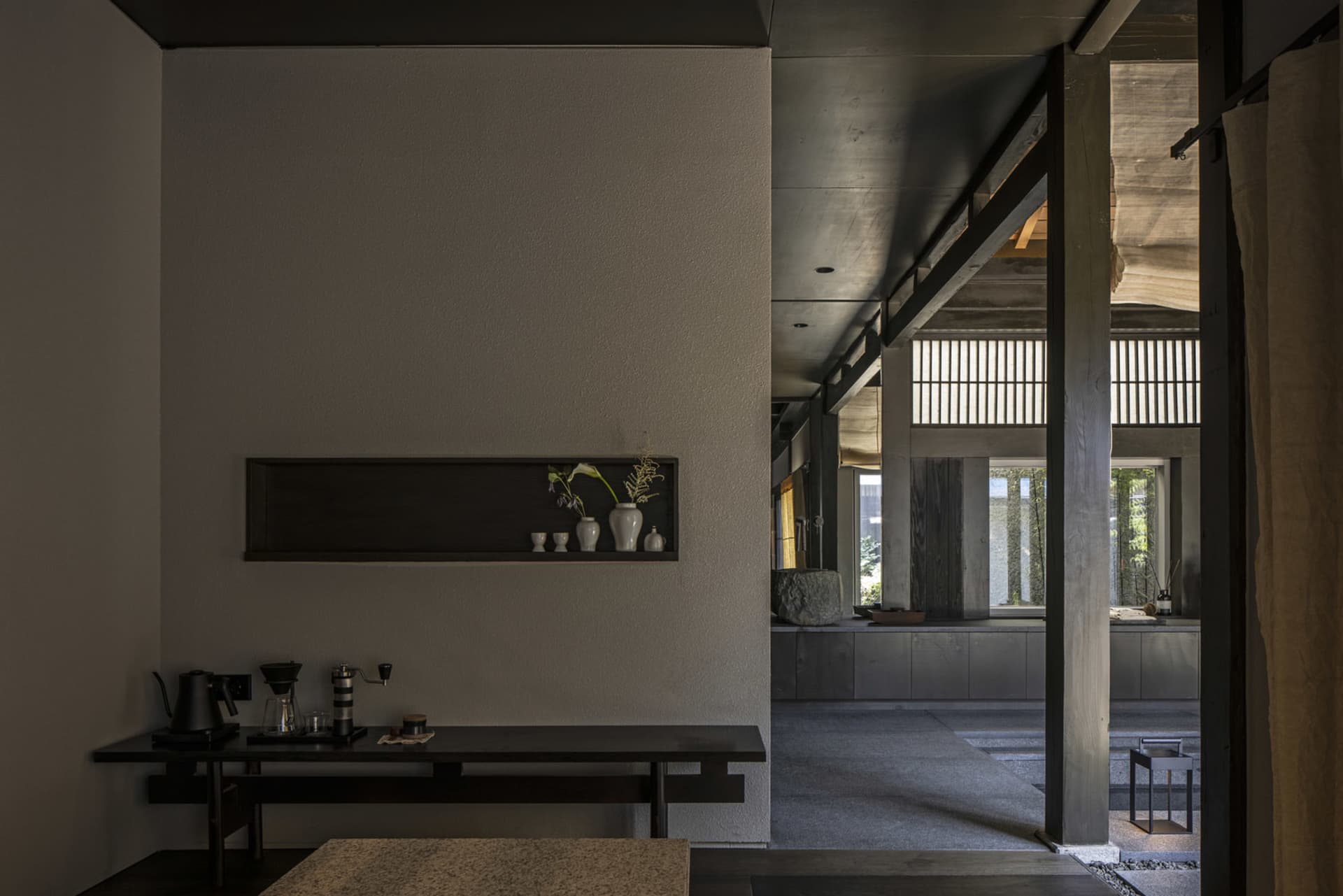 現代住宅室內採用極簡設計,展現混凝土材質與自然光線。