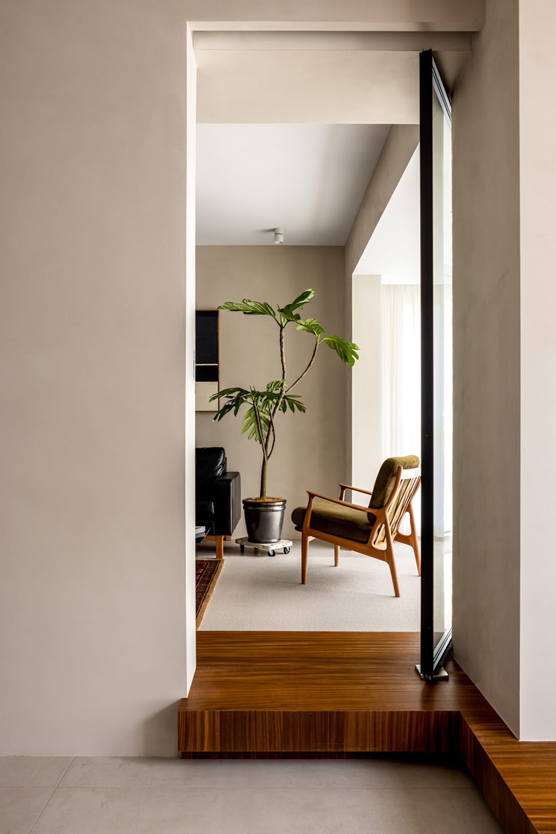 簡約風格客廳,擺設木質家具。