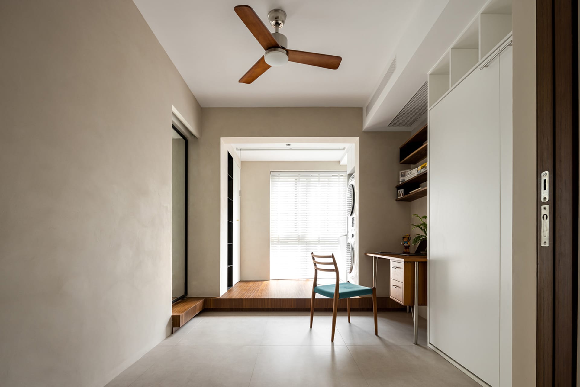 A minimalist residential space featuring a concrete floor and walls.
