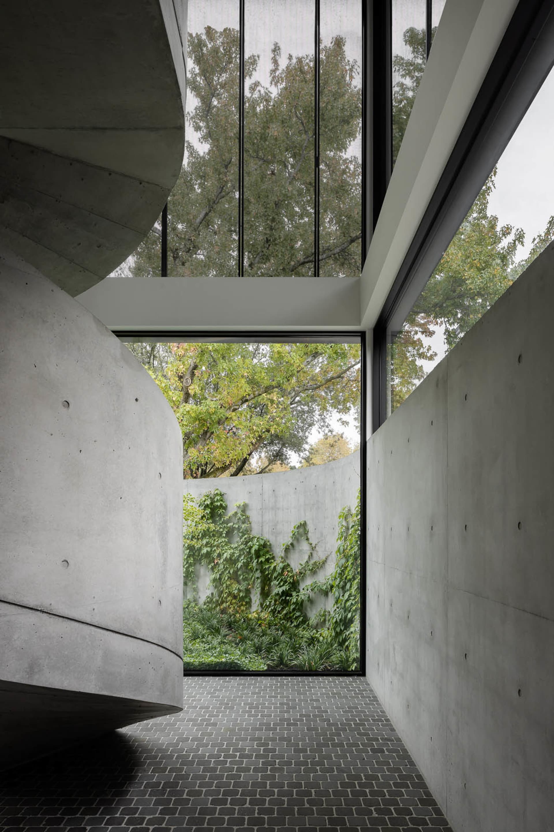 一棟現代住宅以混凝土花園步道作為主要建築元素。
