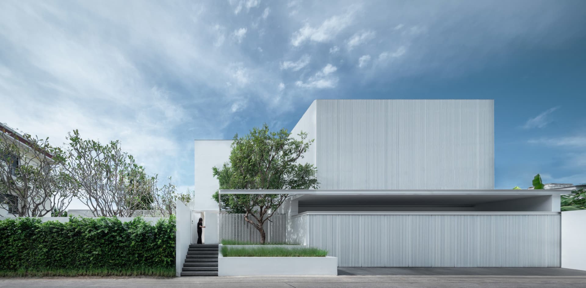 一座現代金屬住宅，擁有簡約設計與流暢線條。