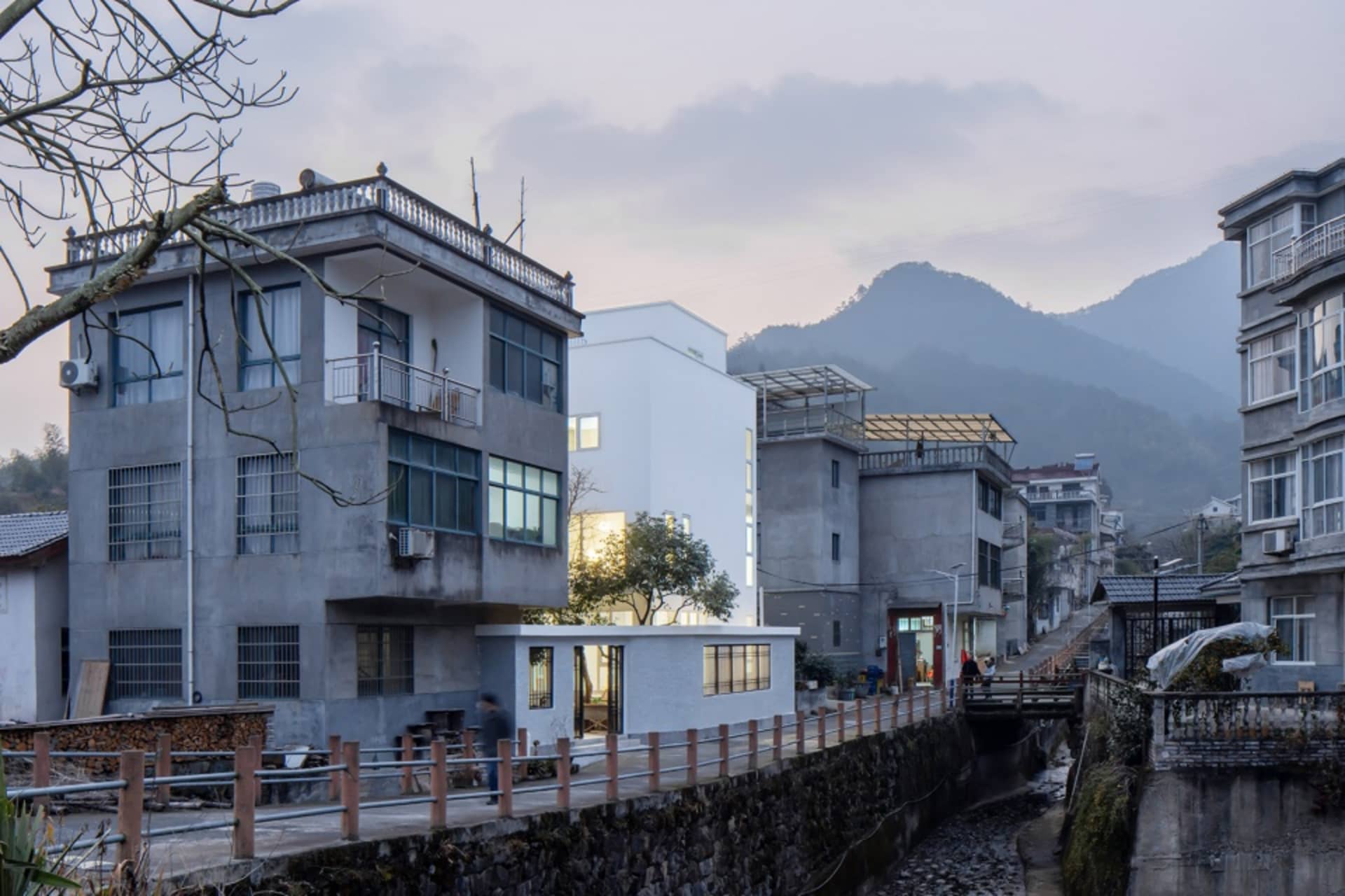 都市景觀，展示以混凝土、磚塊與金屬打造的現代建築。