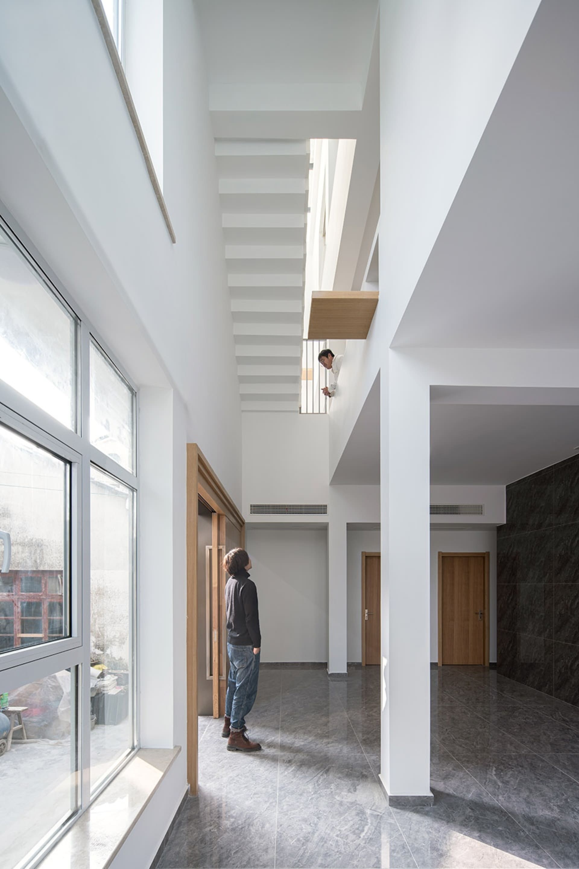 Modern indoor space featuring a concrete staircase and wooden elements.