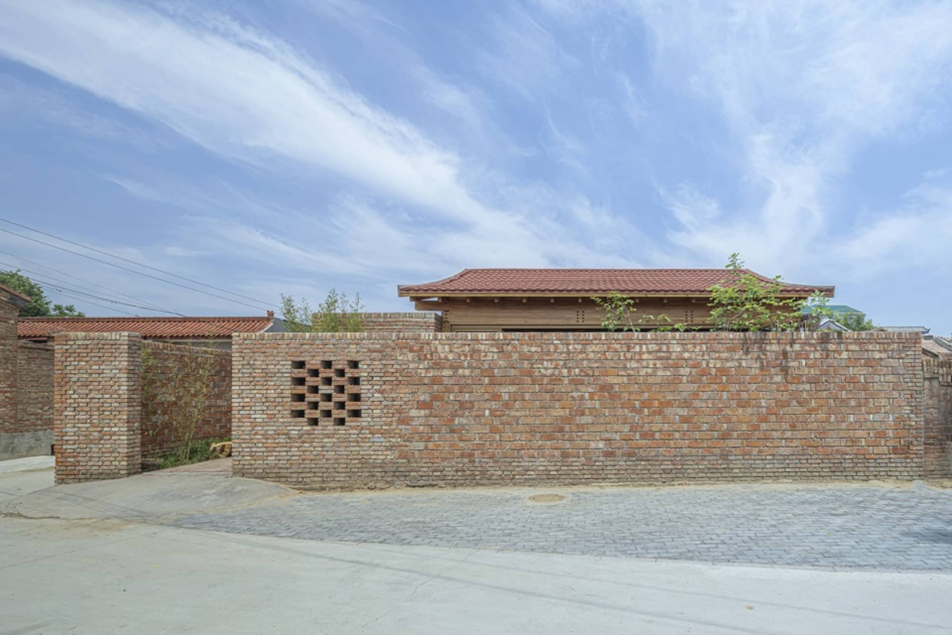 傳統建築搭配白色屋頂、磚牆與窗戶。