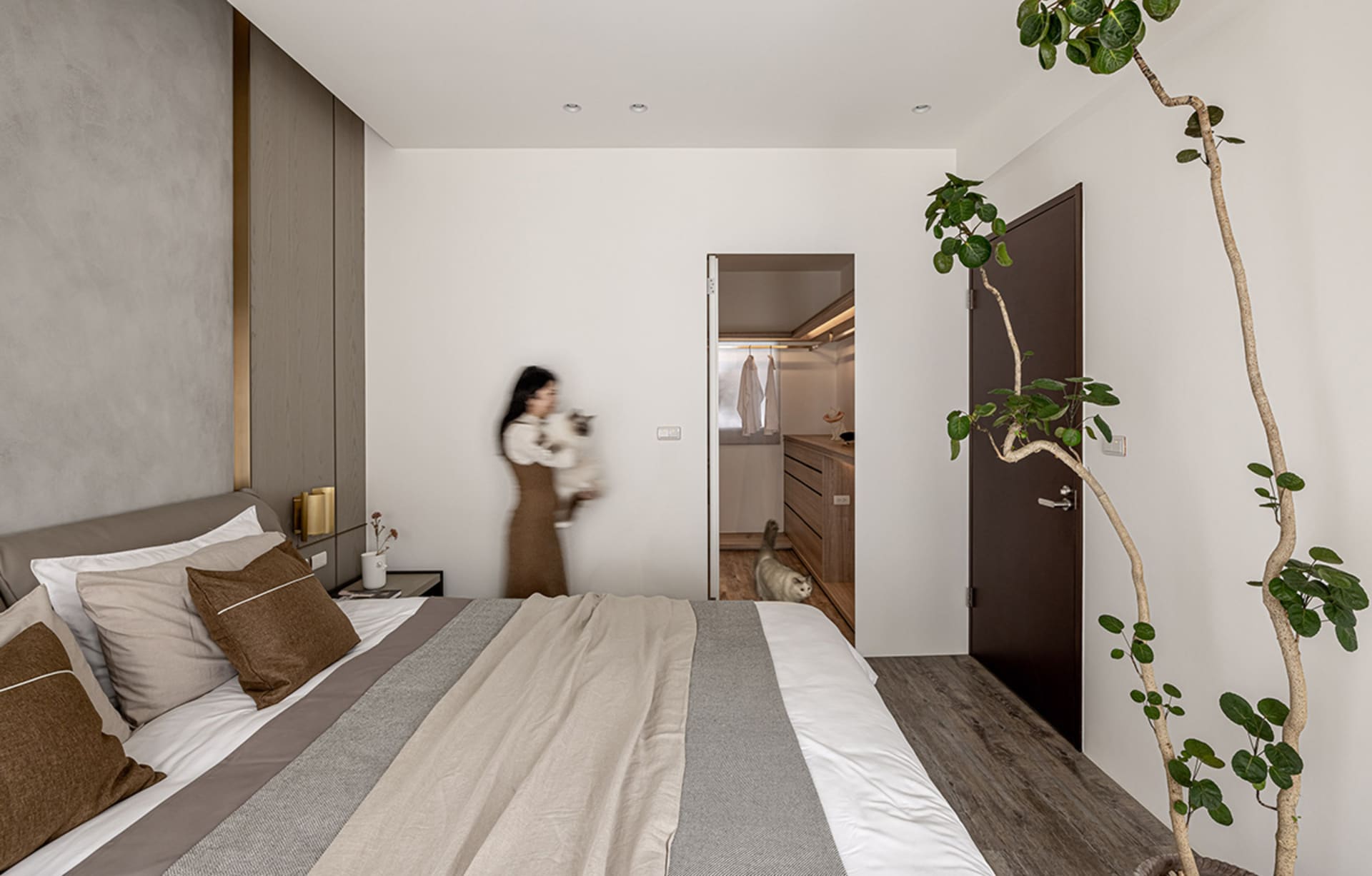 A modern minimalist bedroom featuring natural materials and a serene atmosphere.