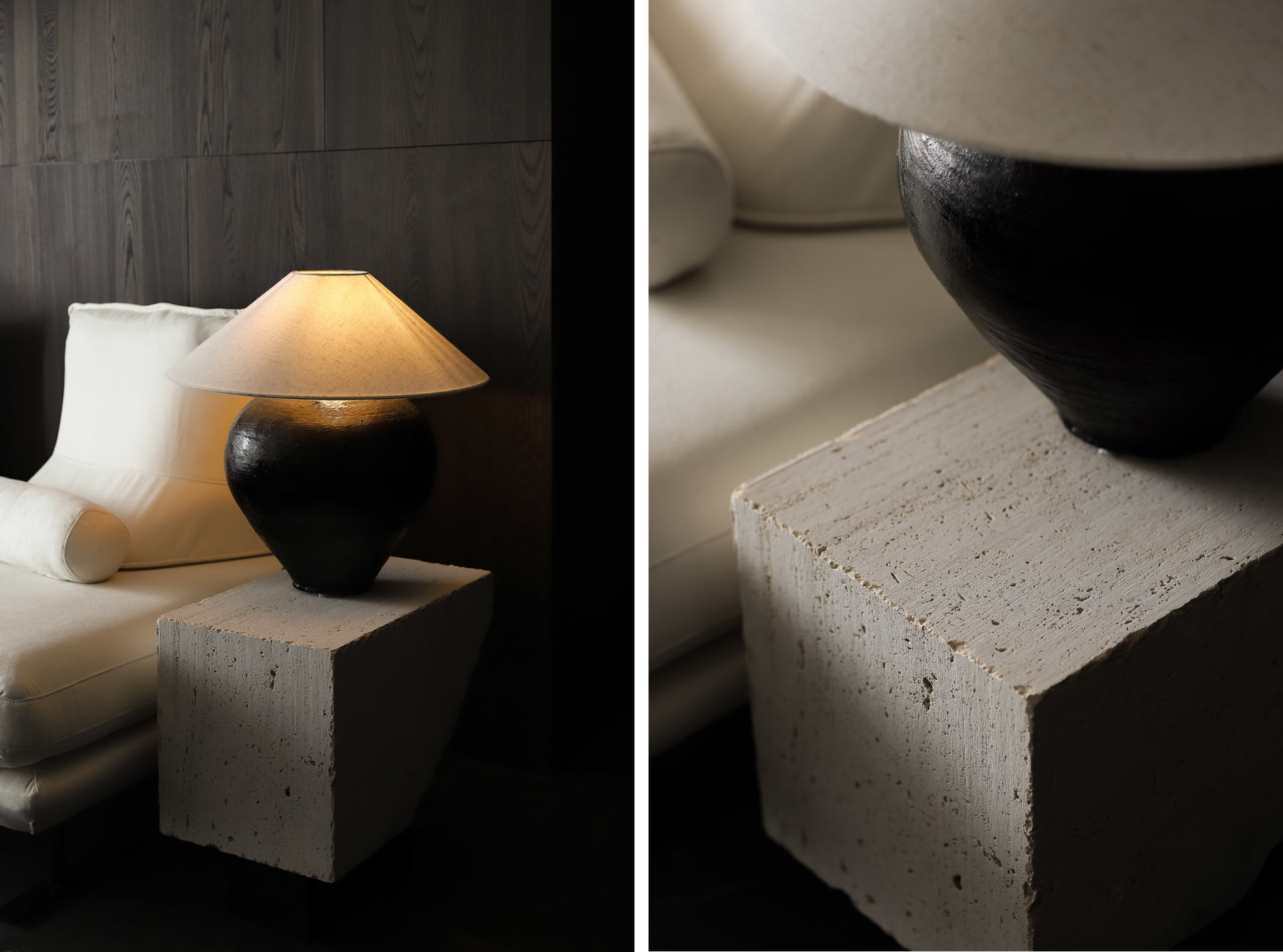 一盞帶有紋理陶瓷燈座與白色圓錐燈罩的燈具,置於粗糙水泥塊上,旁邊是舒適的白色沙發