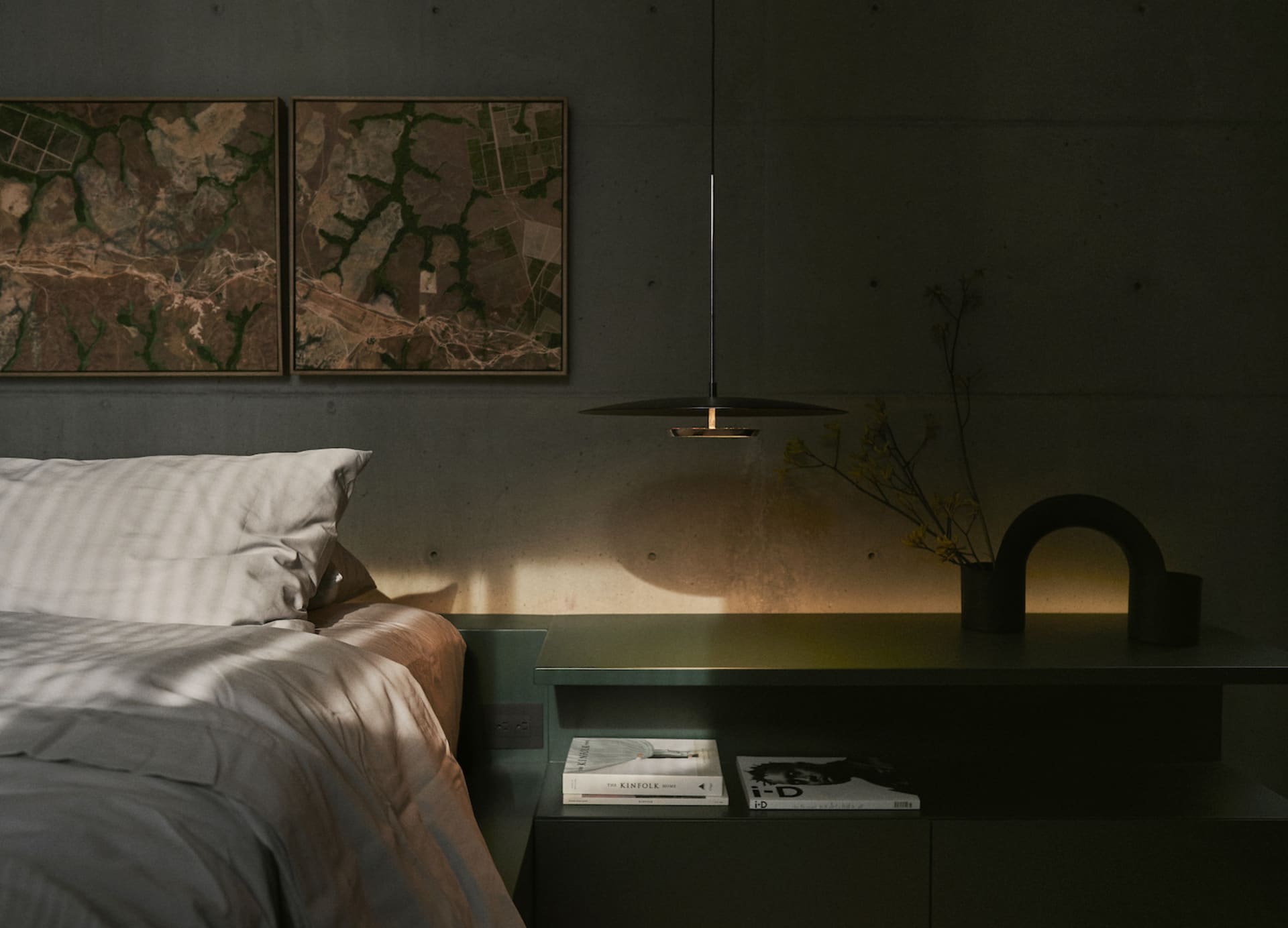 A modern bedroom featuring concrete and water materials.