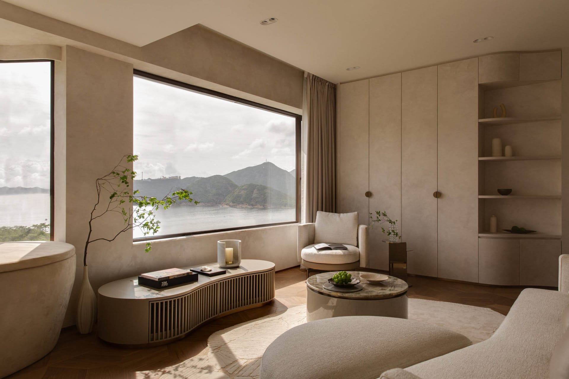 現代住宅客廳採用中性色調，並可欣賞山景。