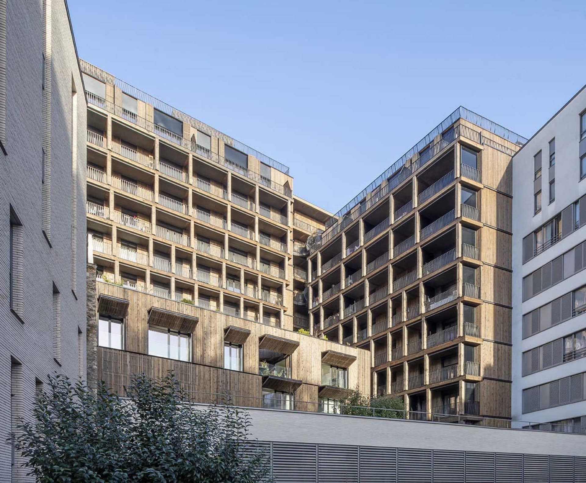 現代住宅建築,木質外牆搭配多個陽台。