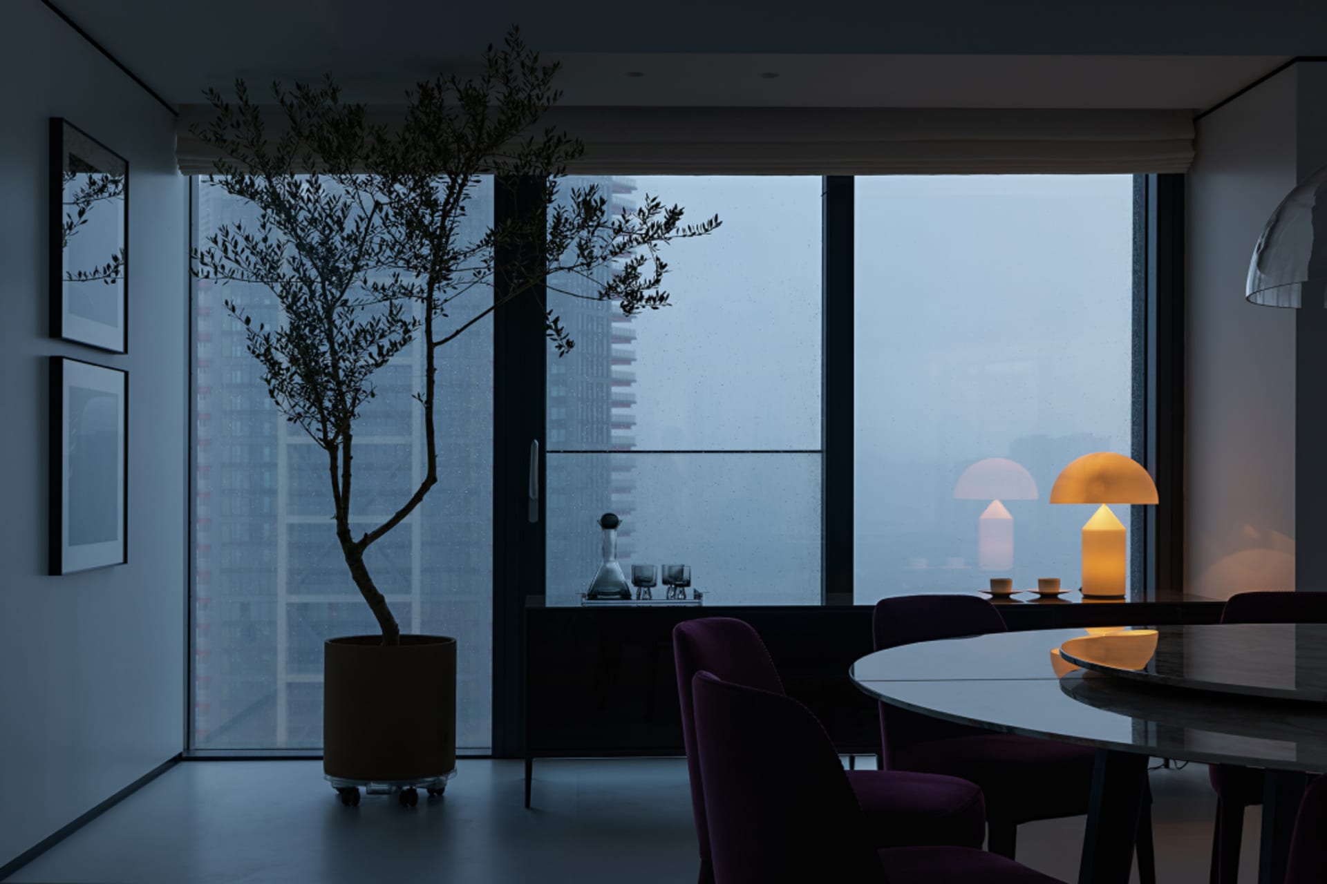 一間現代餐廳,配有圓形餐桌、紫色餐椅與當代風格燈具,大型窗戶可眺望城市景觀。