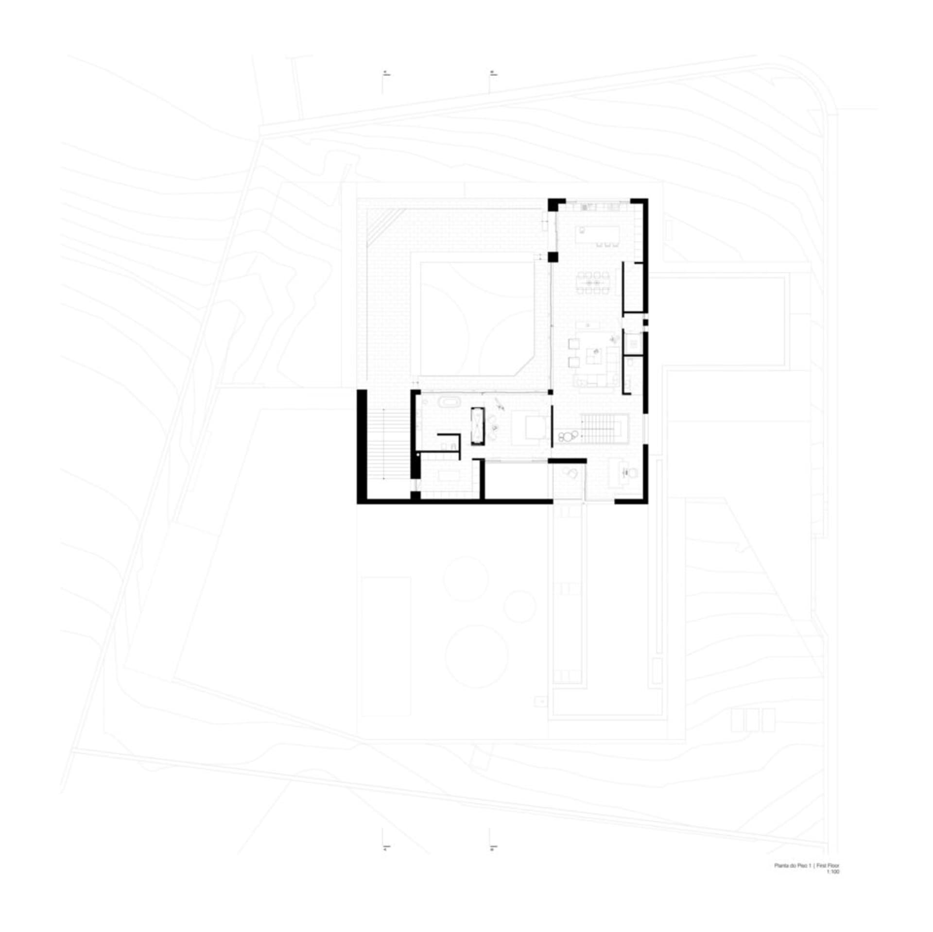 一張現代住宅的2D建築平面圖,呈現開放空間與中央中庭。