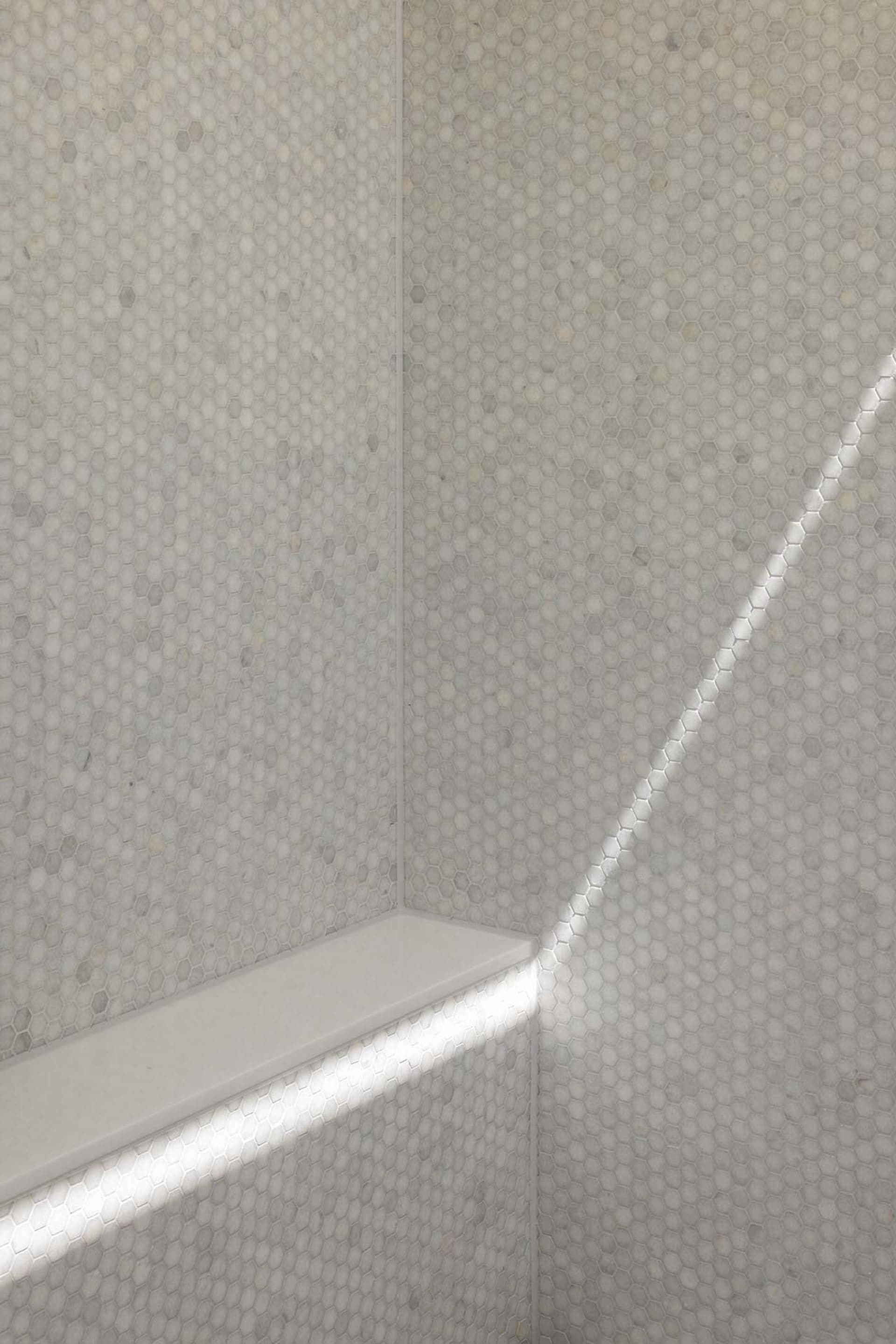 現代浴室，六角磚牆面搭配內建長椅。