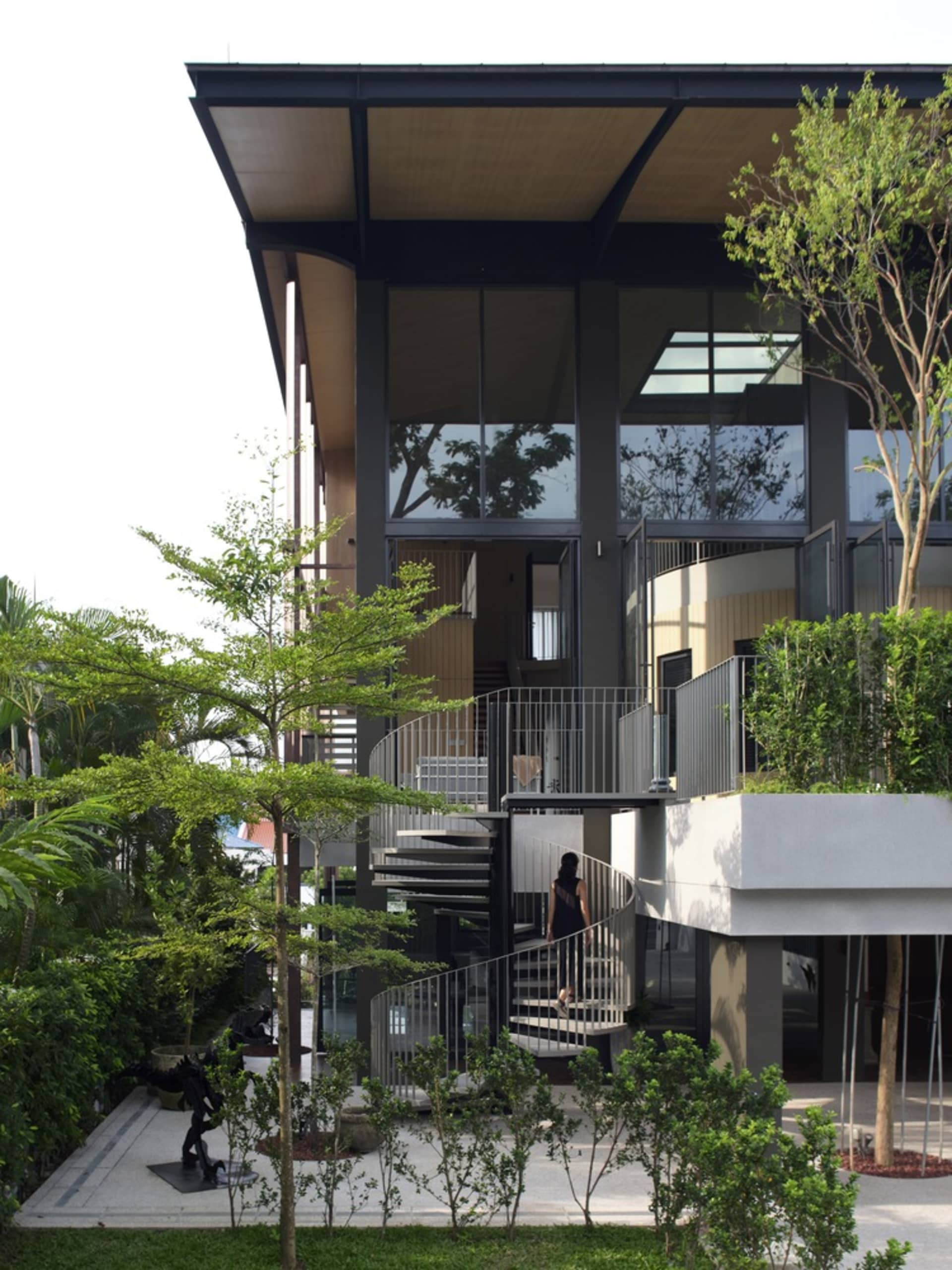 一座現代住宅建築,擁有玻璃與混凝土外觀