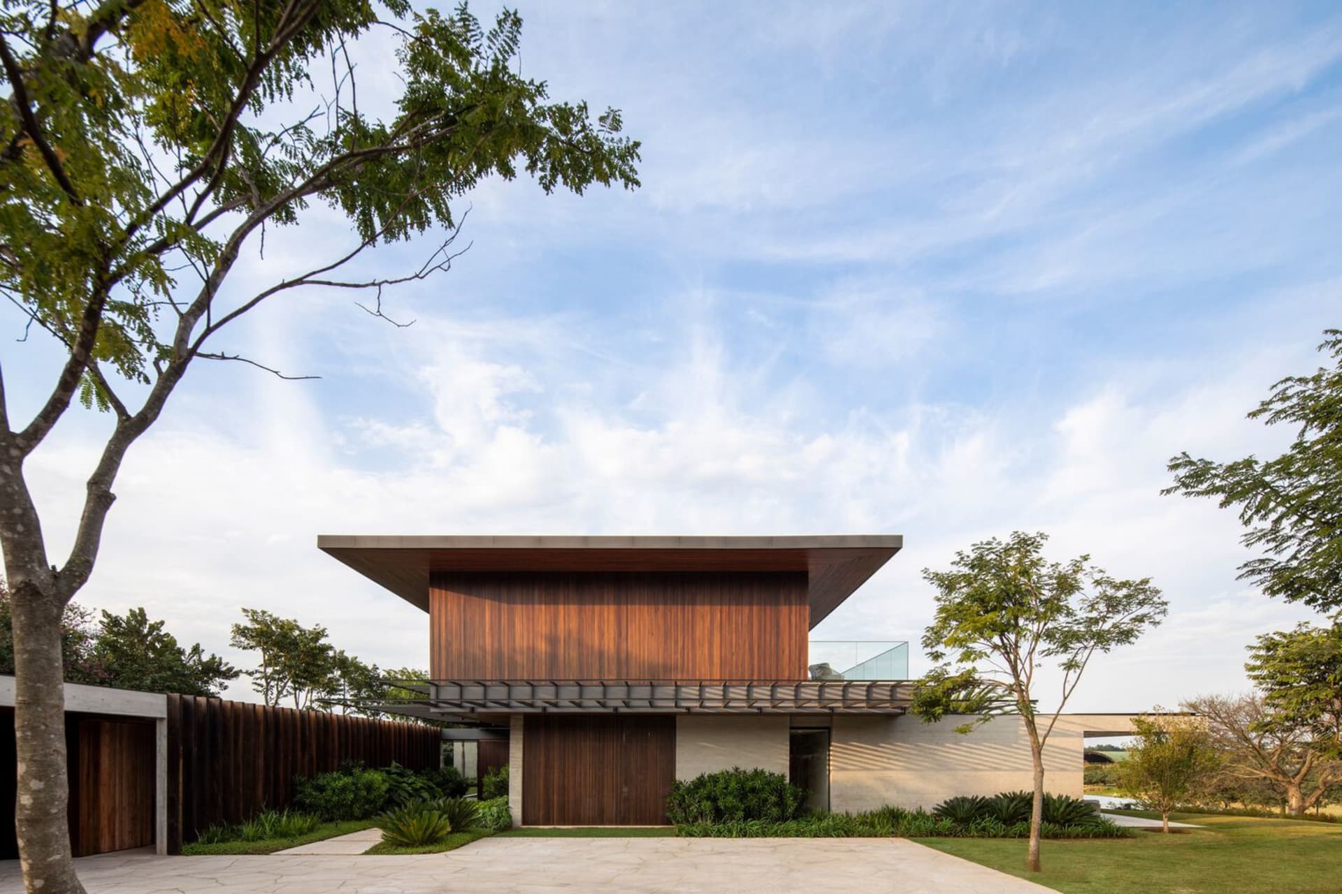 極簡現代住宅建築,採用木質外觀與玻璃窗。