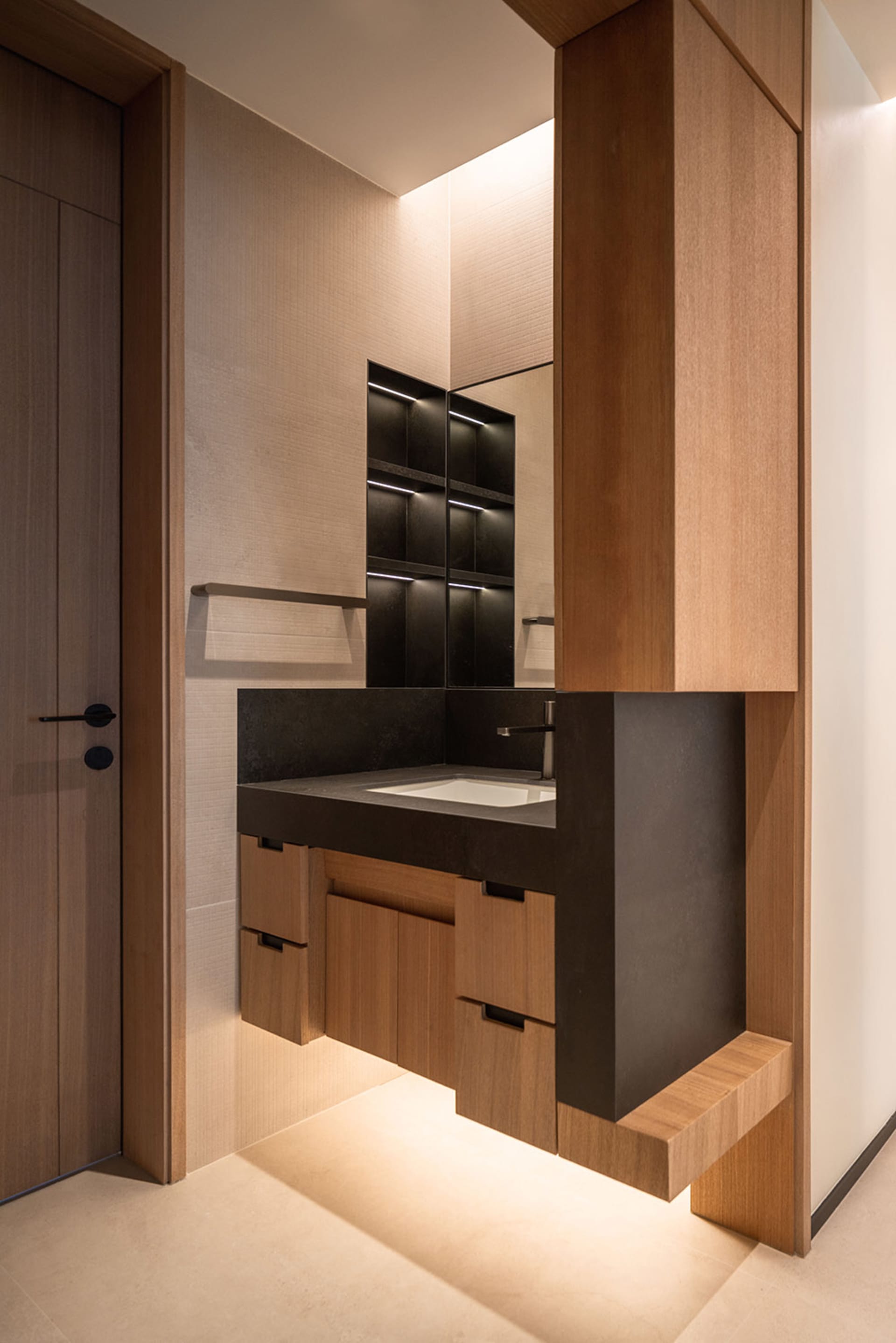 Modern bathroom featuring wooden finishes.