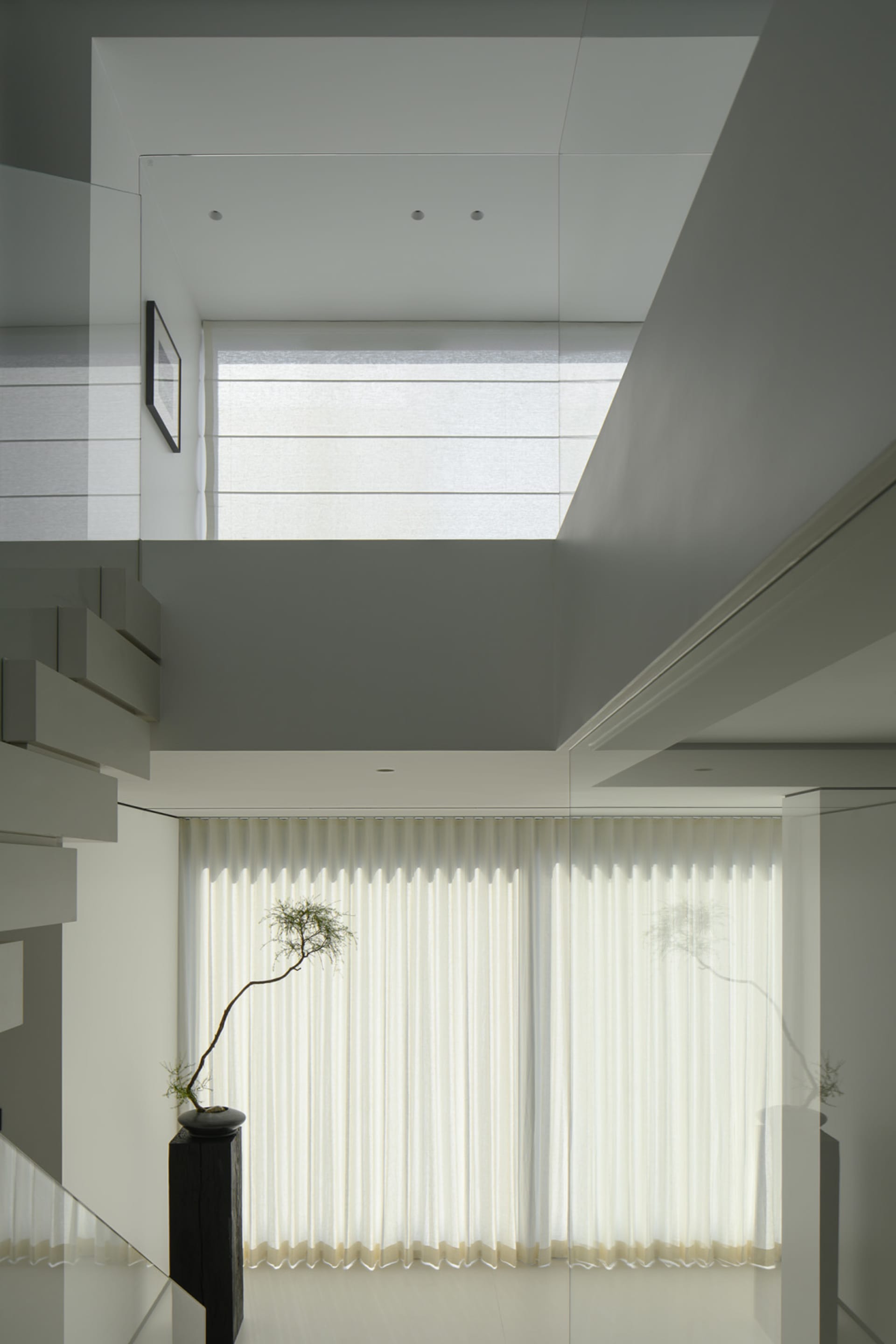 現代極簡建築,採用透明玻璃牆與玻璃面板。