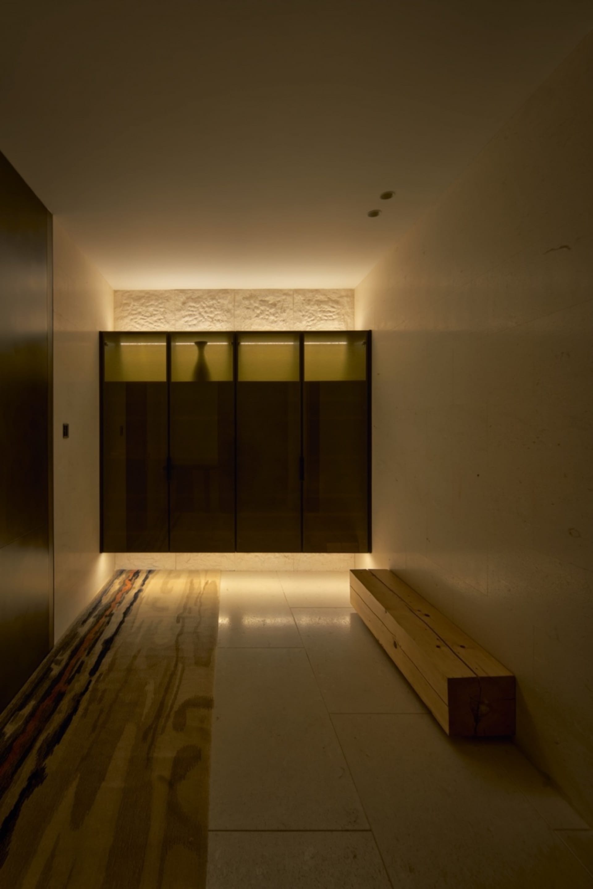 現代建築室內空間，採用混凝土與玻璃元素。