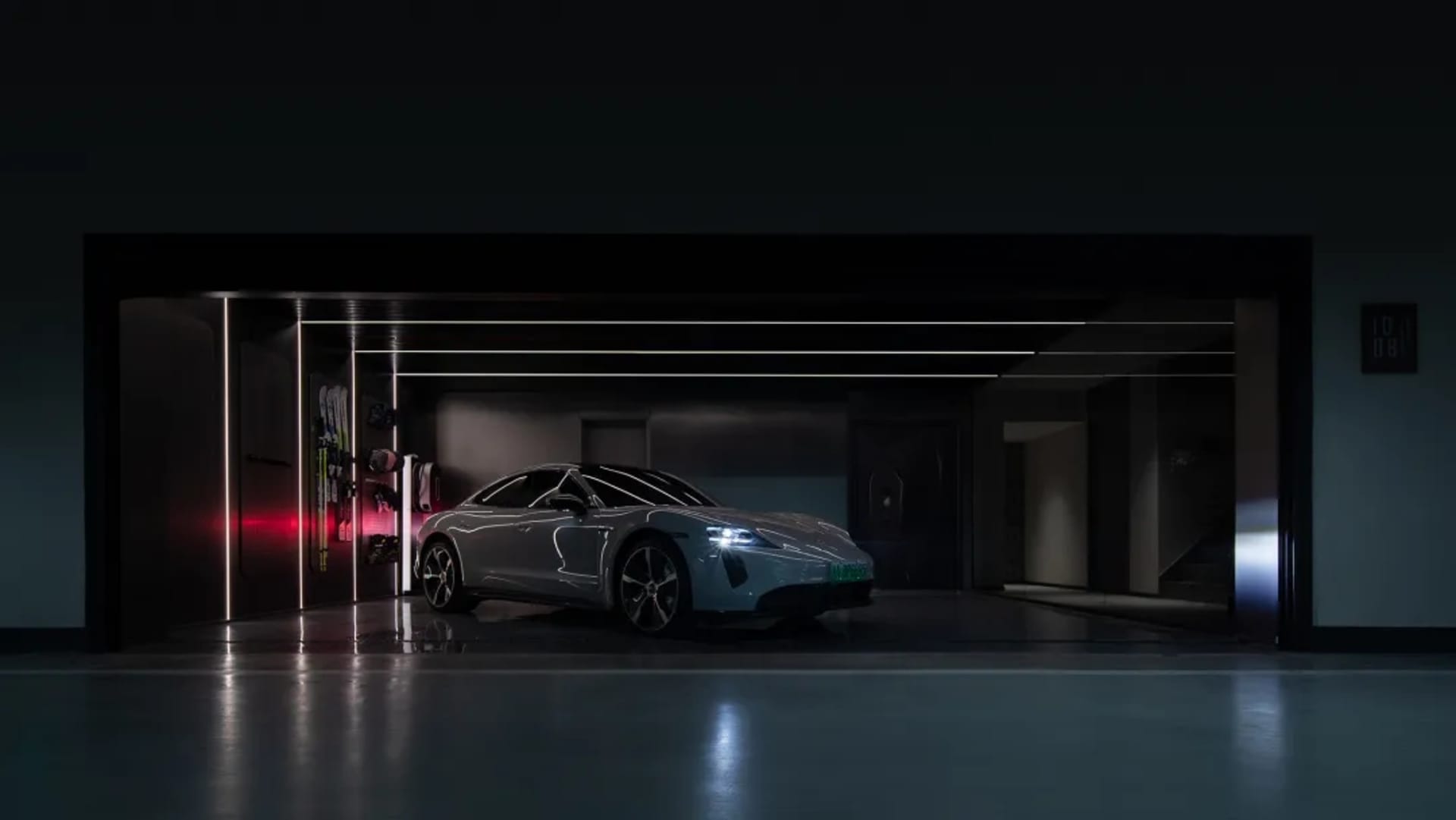 流線現代汽車內裝，搭配金屬裝飾細節。