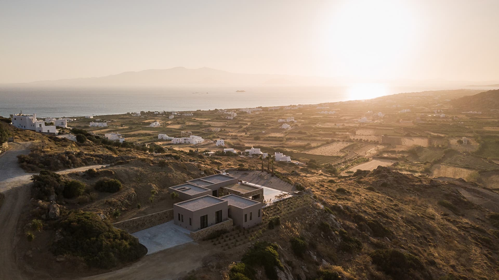 以砂岩材質打造的極簡住宅。