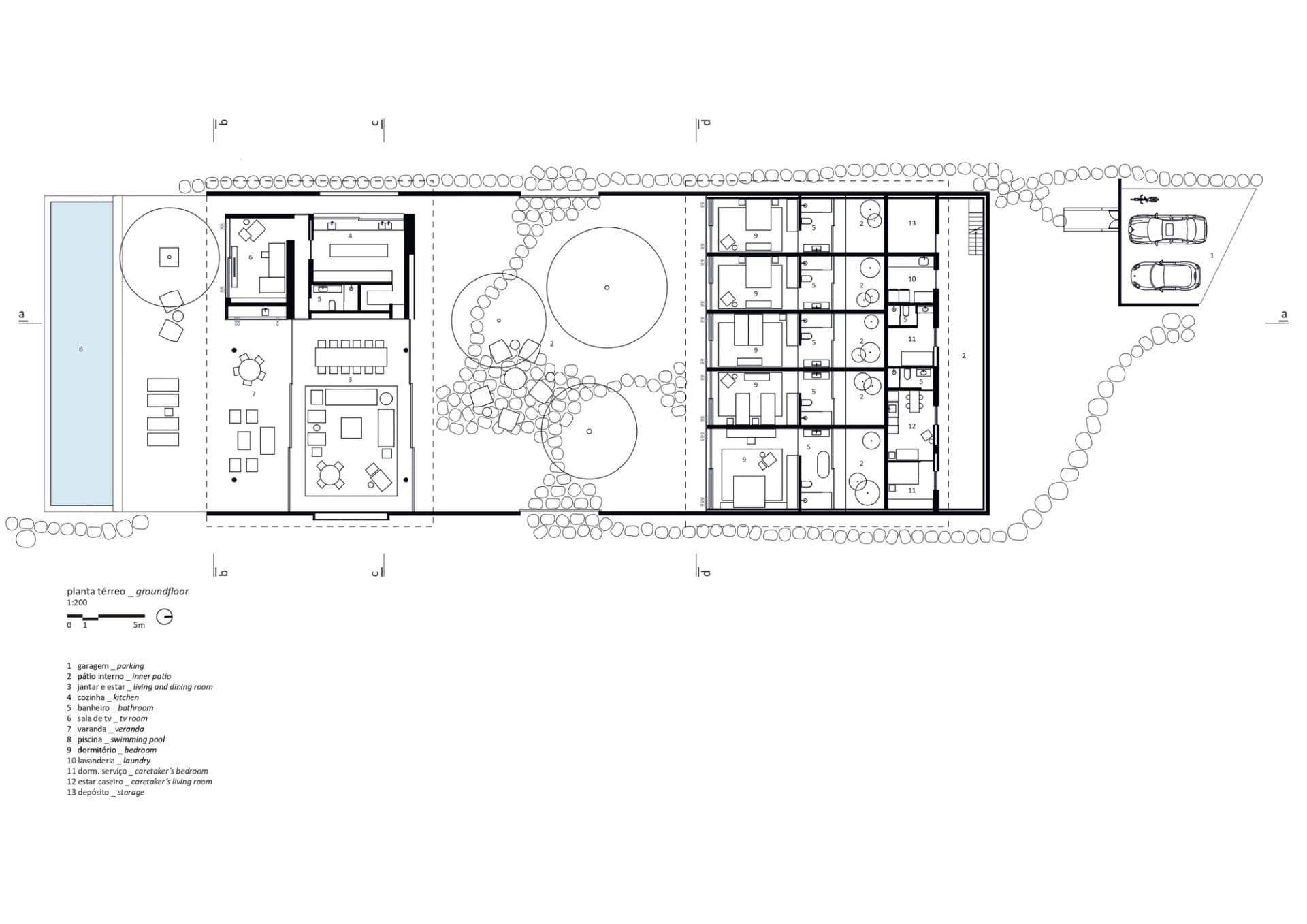 一棟建築物一樓的詳細建築平面圖，顯示各個房間與戶外空間。