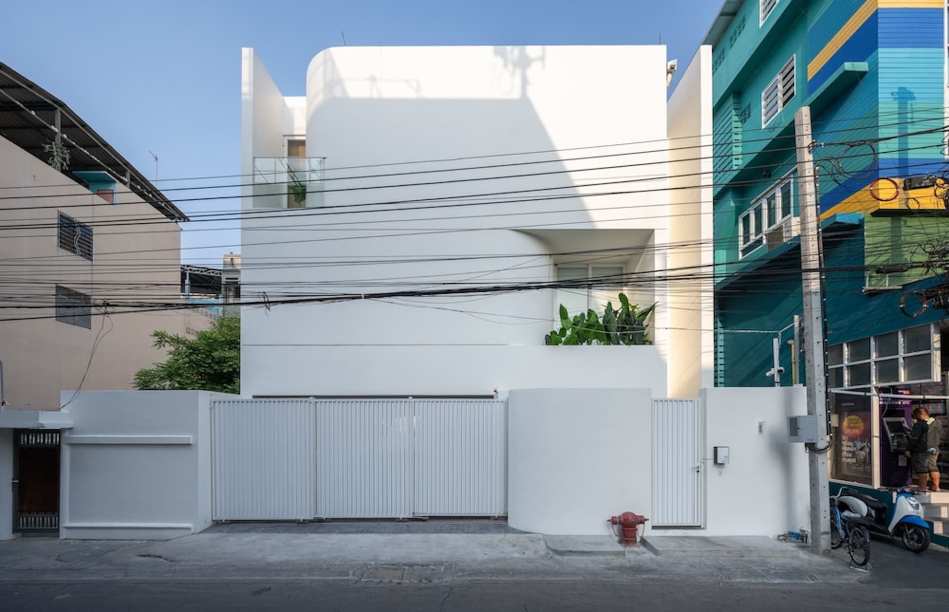 一棟現代白色混凝土住宅,擁有簡潔極簡的建築設計。