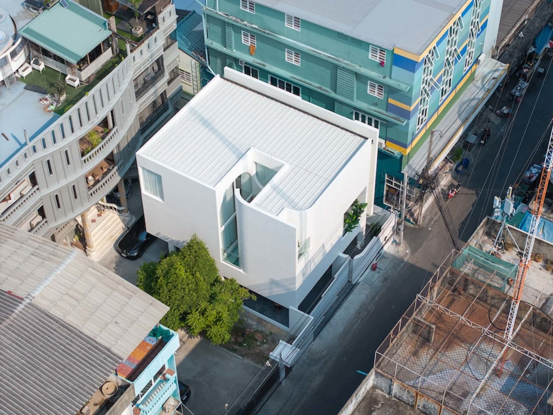 現代建築採用混凝土外觀，搭配獨特的建築設計。
