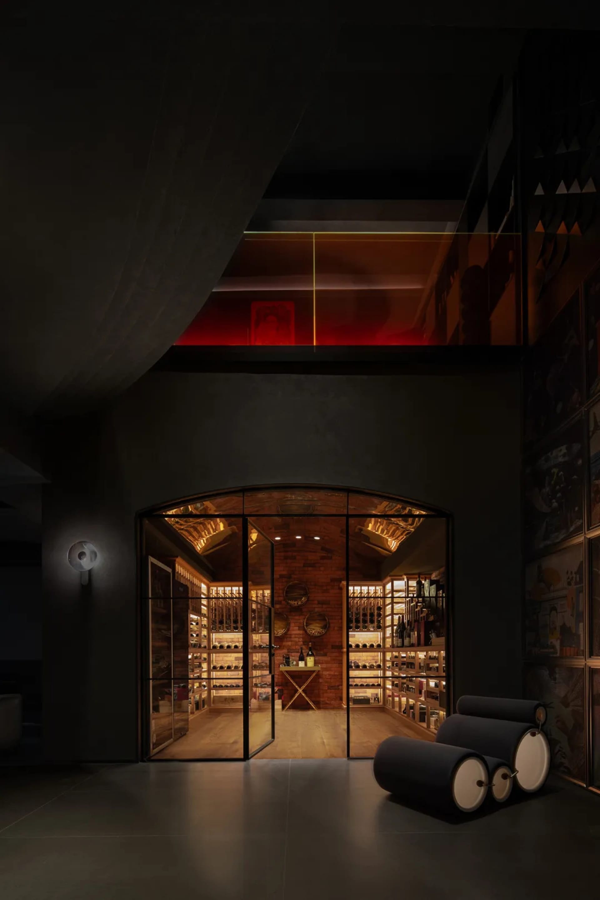 工業風格酒窖，展示磚牆、玻璃展示櫃與金屬點綴。