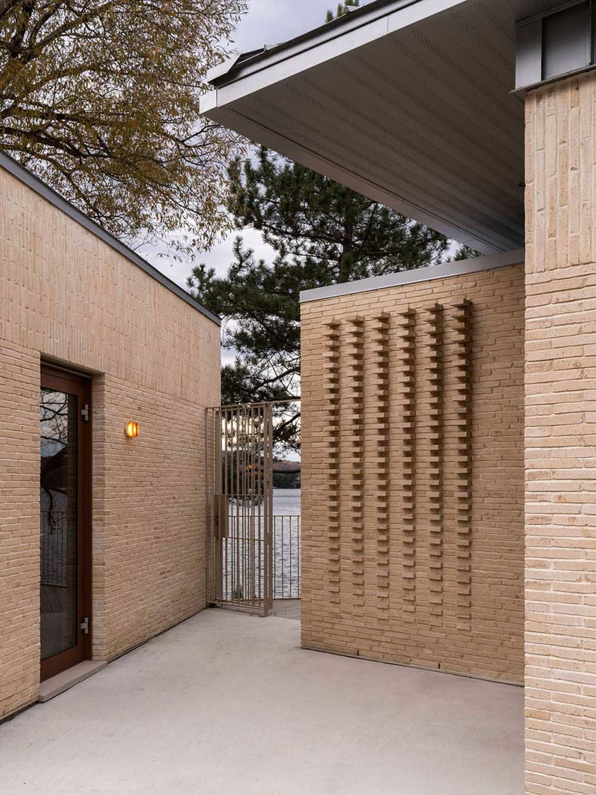 住宅建築的現代磚造外觀,搭配質感牆面與玻璃門。