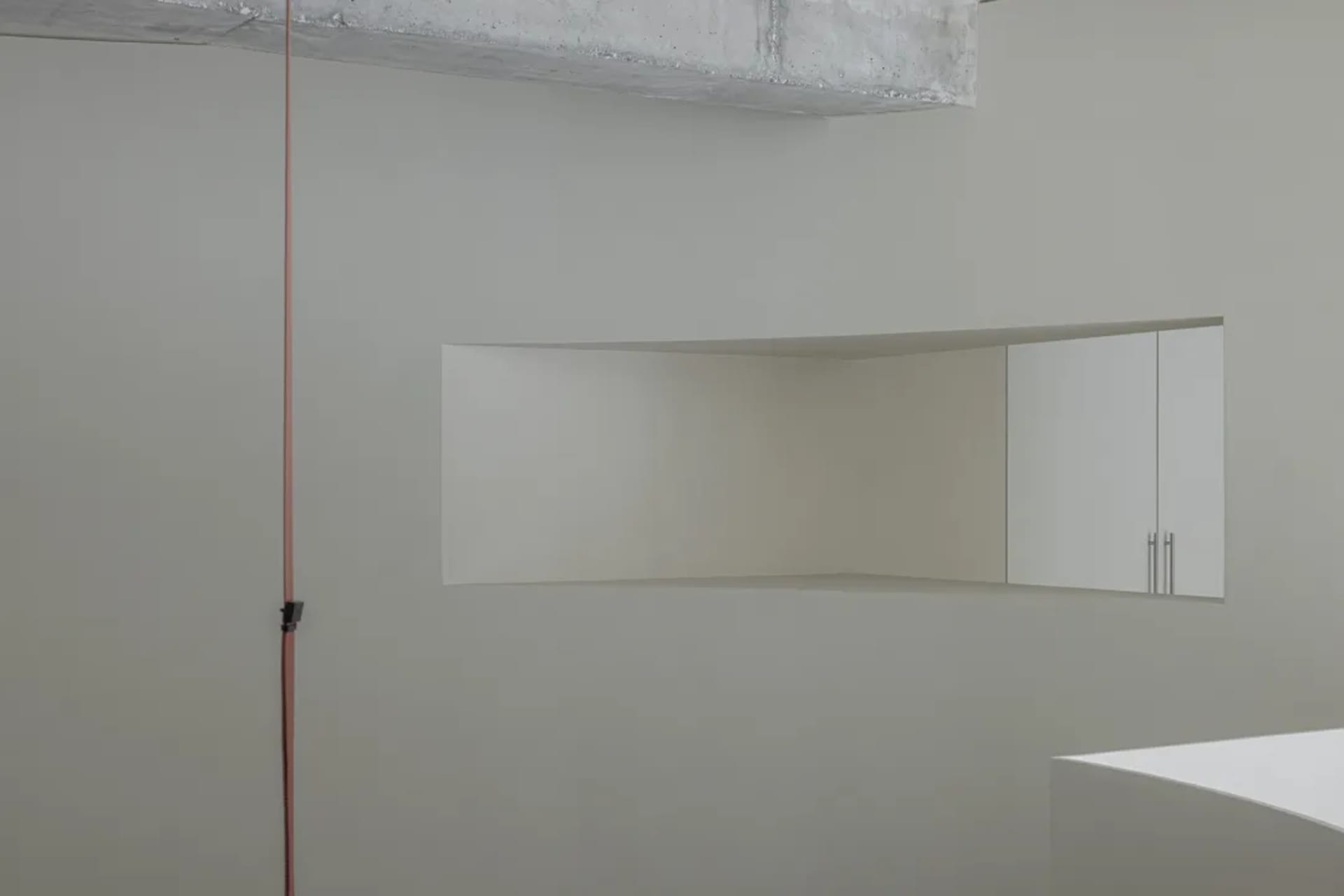 極簡辦公空間,展現混凝土與金屬材質