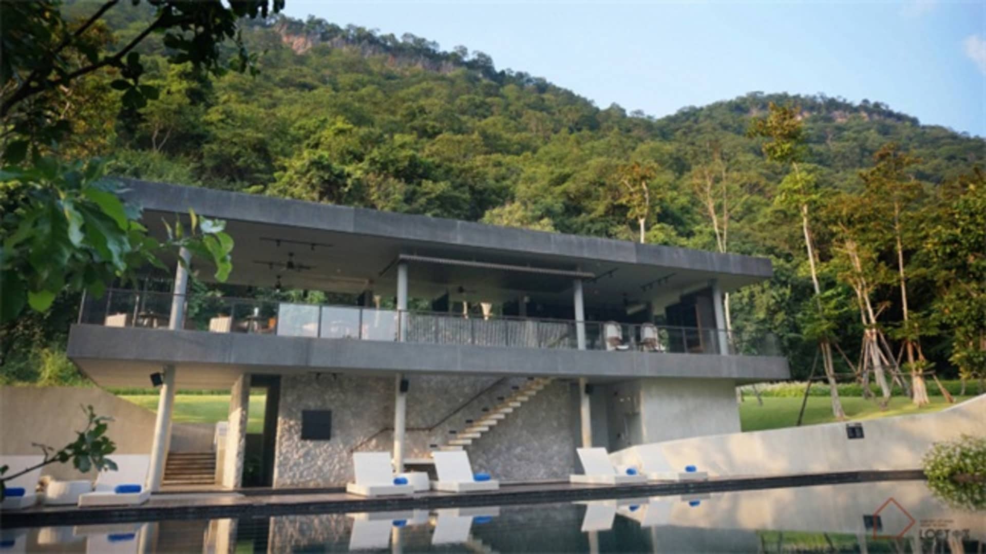 現代住宅搭配泳池及混凝土與玻璃設計元素