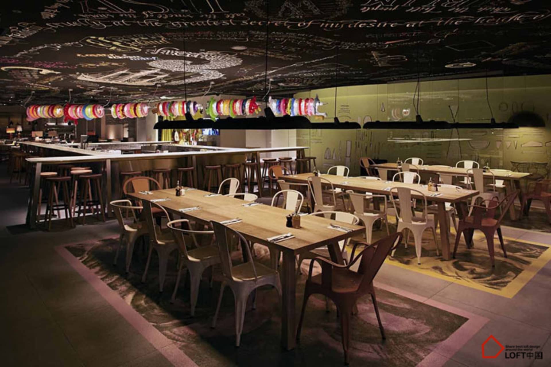 現代工業風餐廳內部,搭配木質家具、黑板天花板與彩色燈籠。