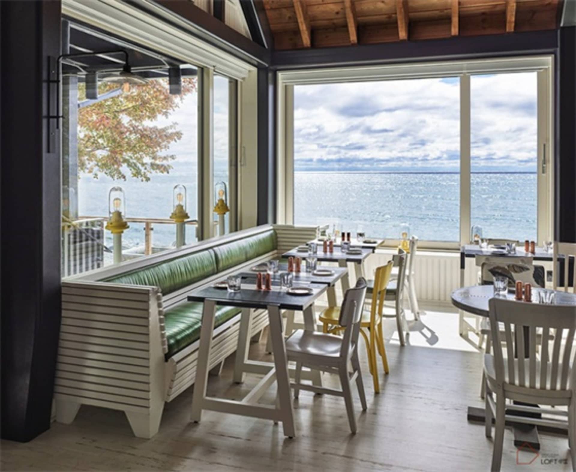現代海景餐廳，搭配木質家具與大面窗景。