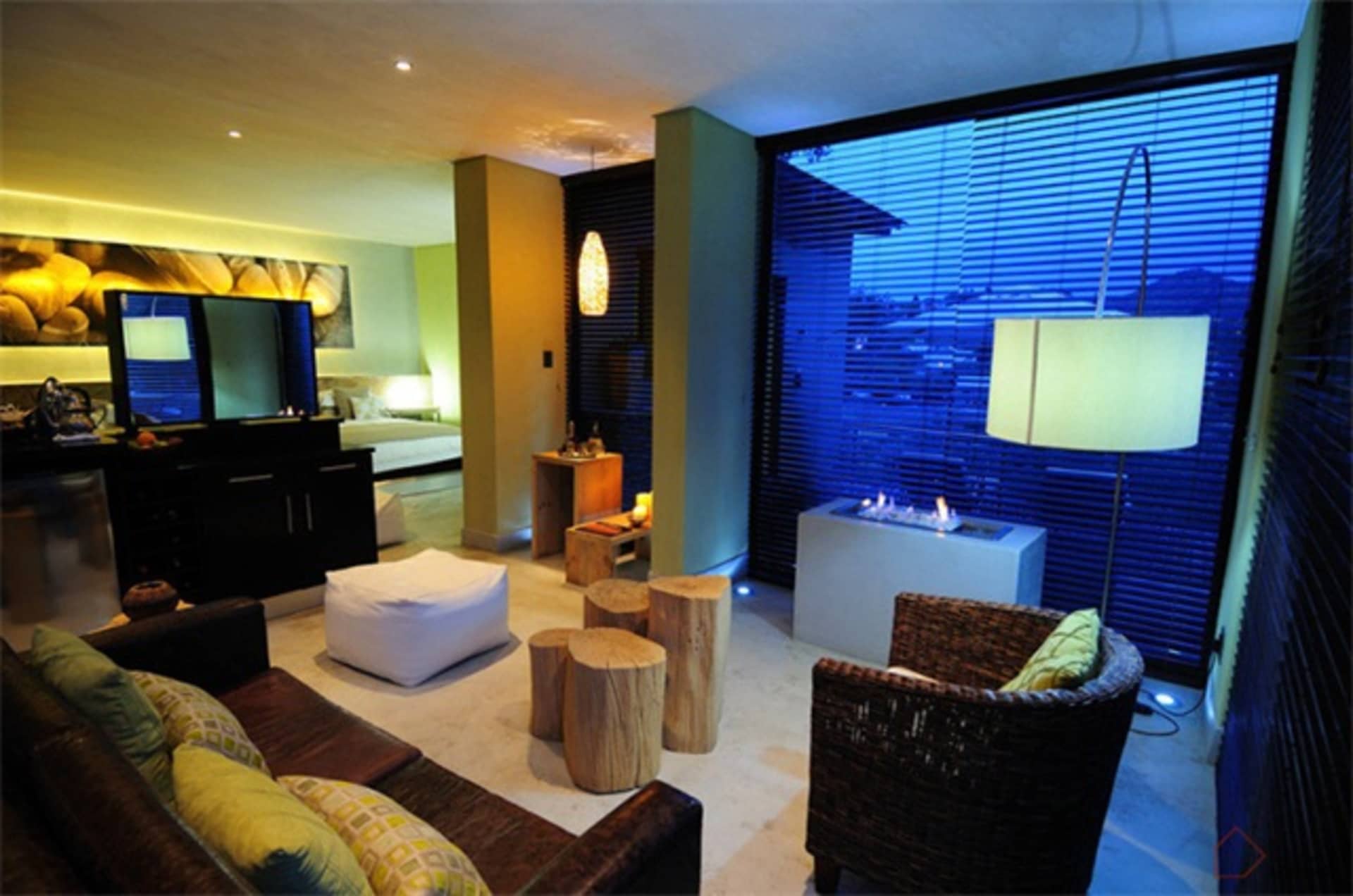 Modern minimalist living room featuring concrete blocks and natural fiber furniture, providing relaxation and ambiance.