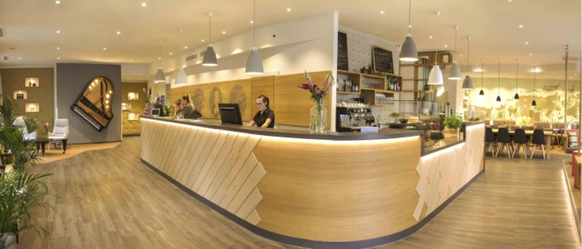 現代咖啡廳室內視圖，展示木質吧台與座位區。