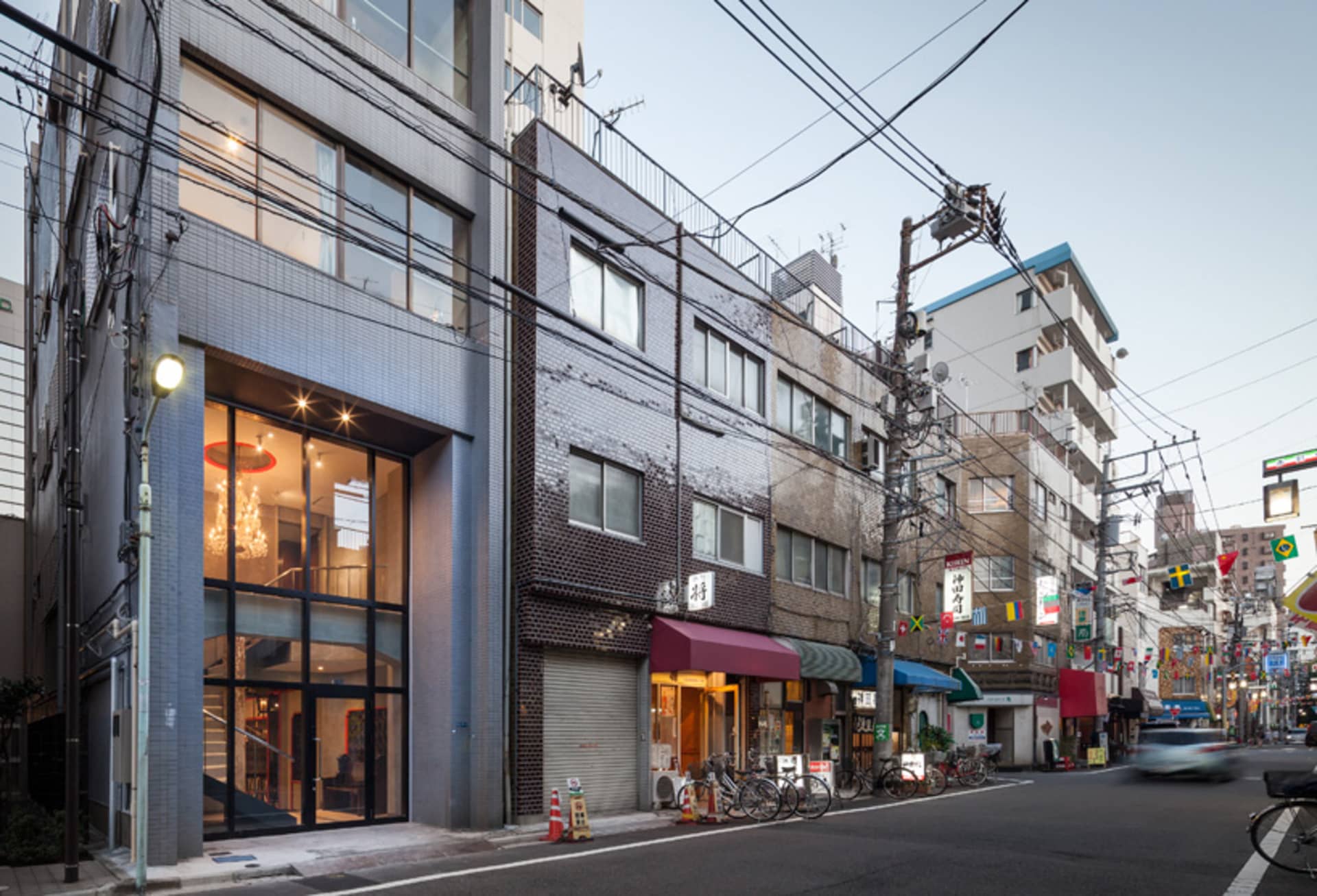 東京現代建築的街景，展現當代建築與都市設計。