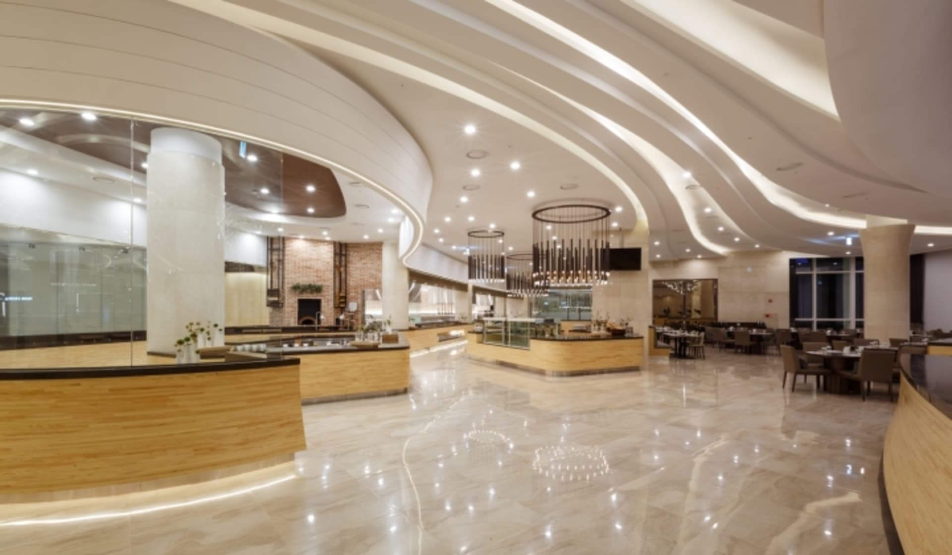現代餐廳室內空間，鋪設大理石地板與牆面，融入當代設計元素。