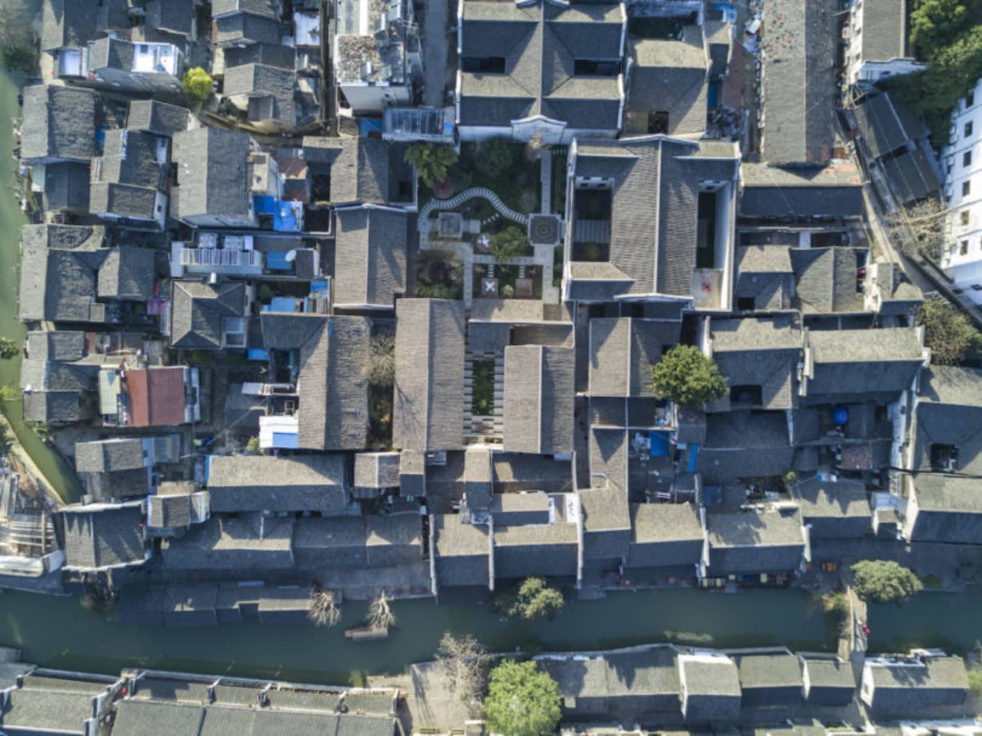 俯瞰古中國村落，傳統建築林立。