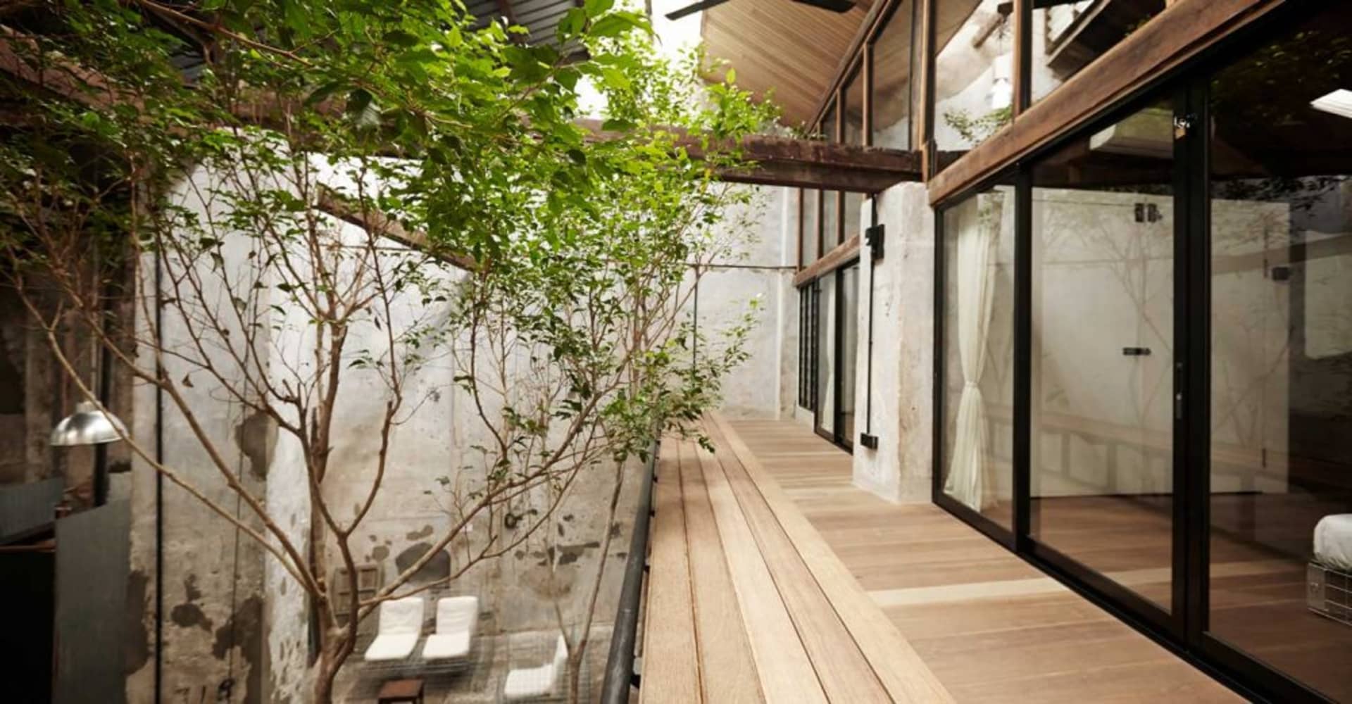工業建築設計，展現木質地板、玻璃窗與混凝土牆面。