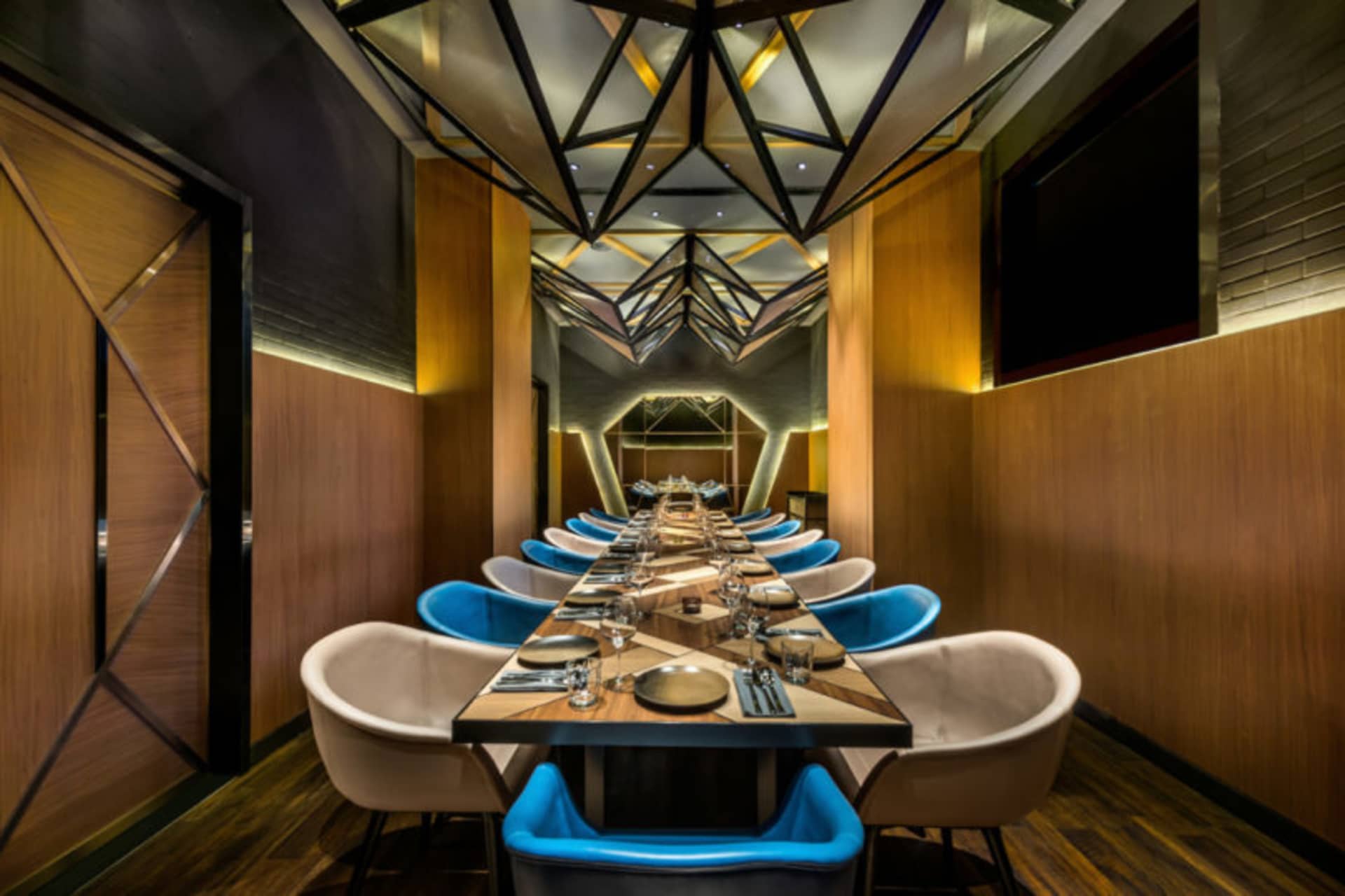現代工業風餐廳內,長型餐桌搭配藍白相間的軟墊椅