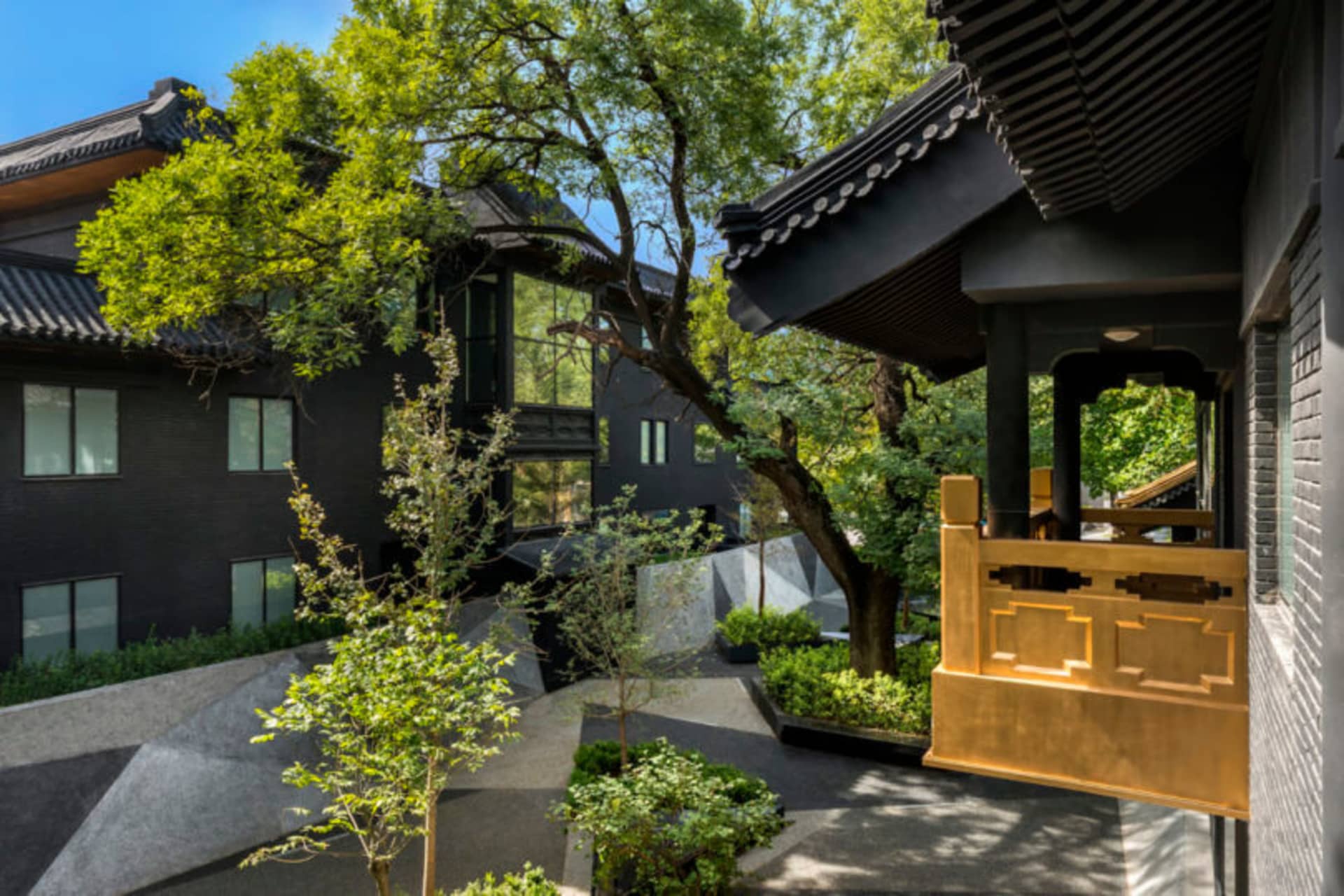 現代住宅室內，採用金屬、玻璃與混凝土材質。