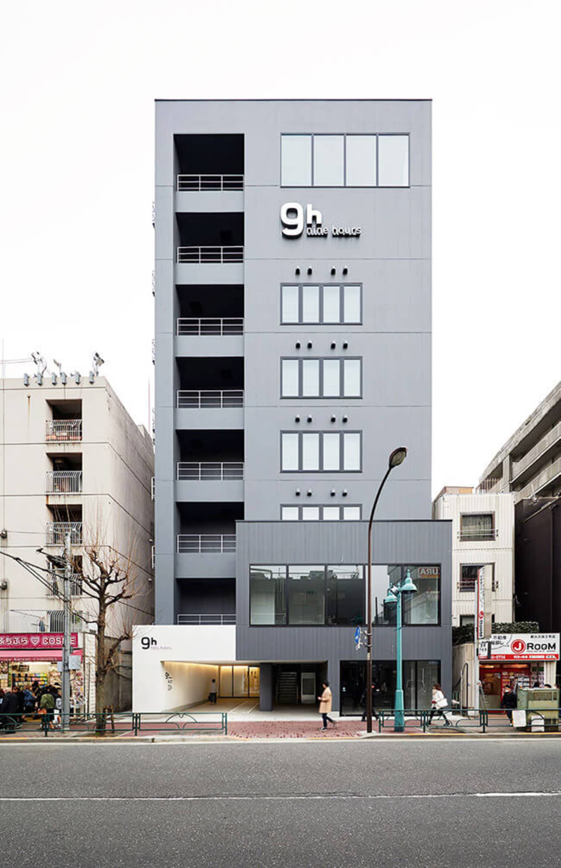 現代灰色混凝土建築,採用極簡設計。