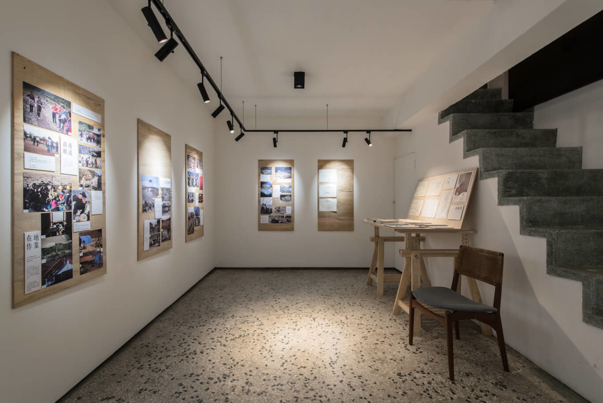 簡約展覽空間，採用木質與石材元素。