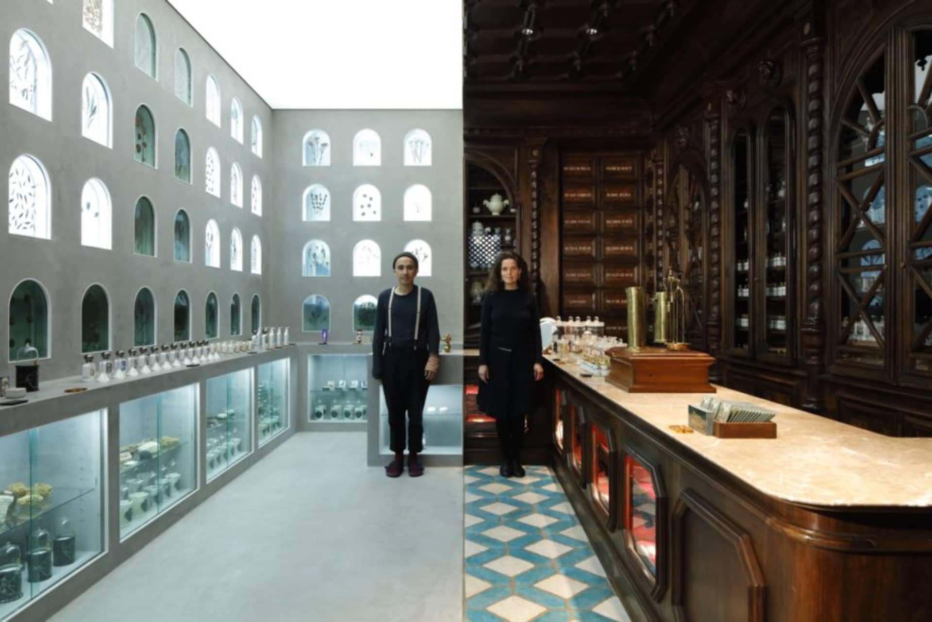 現代室內空間,設有拱形窗與深色木質吧台的混凝土交匯處。