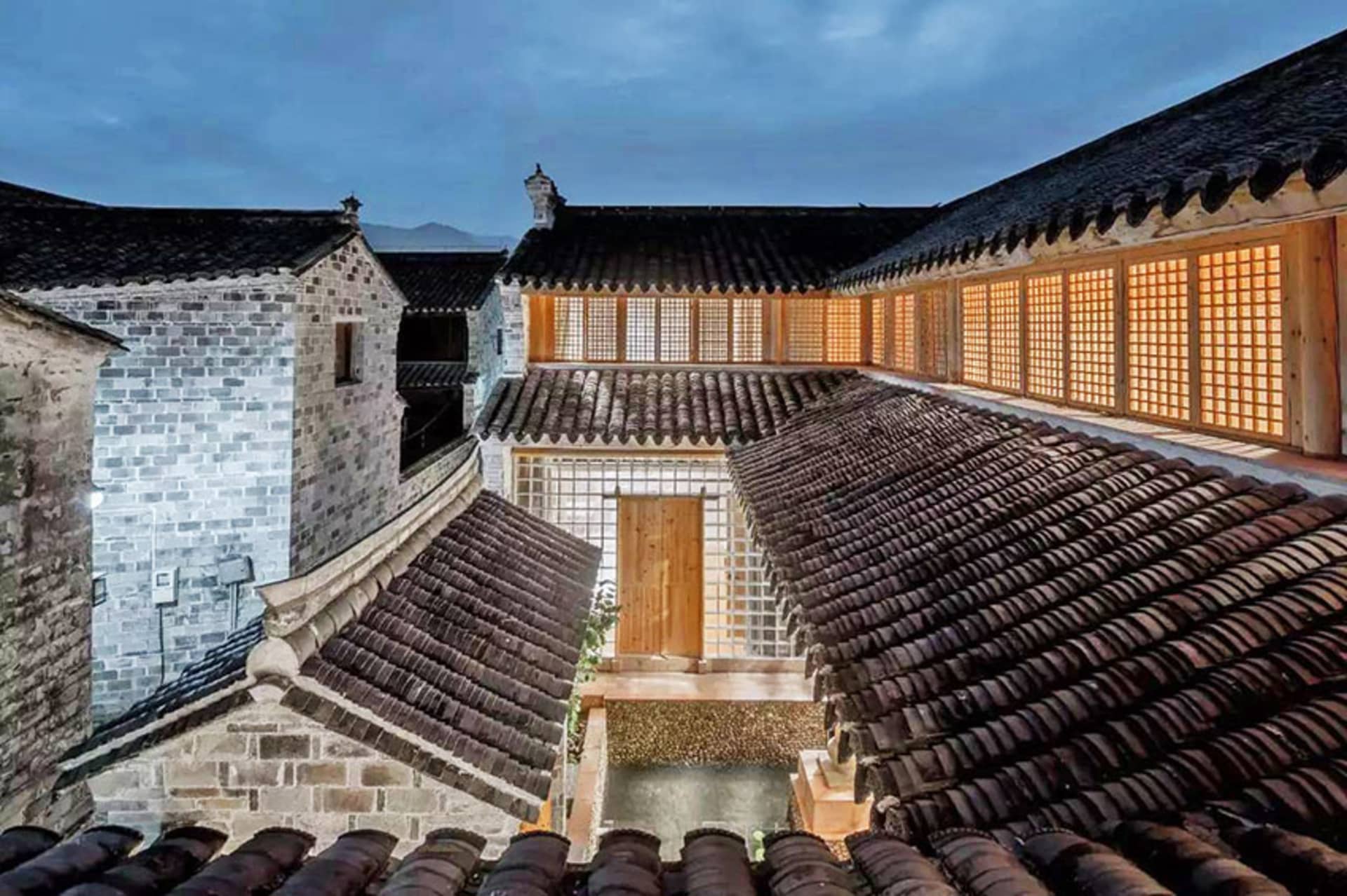 傳統中式建築室內,搭配陶瓦屋頂與木製格子窗。