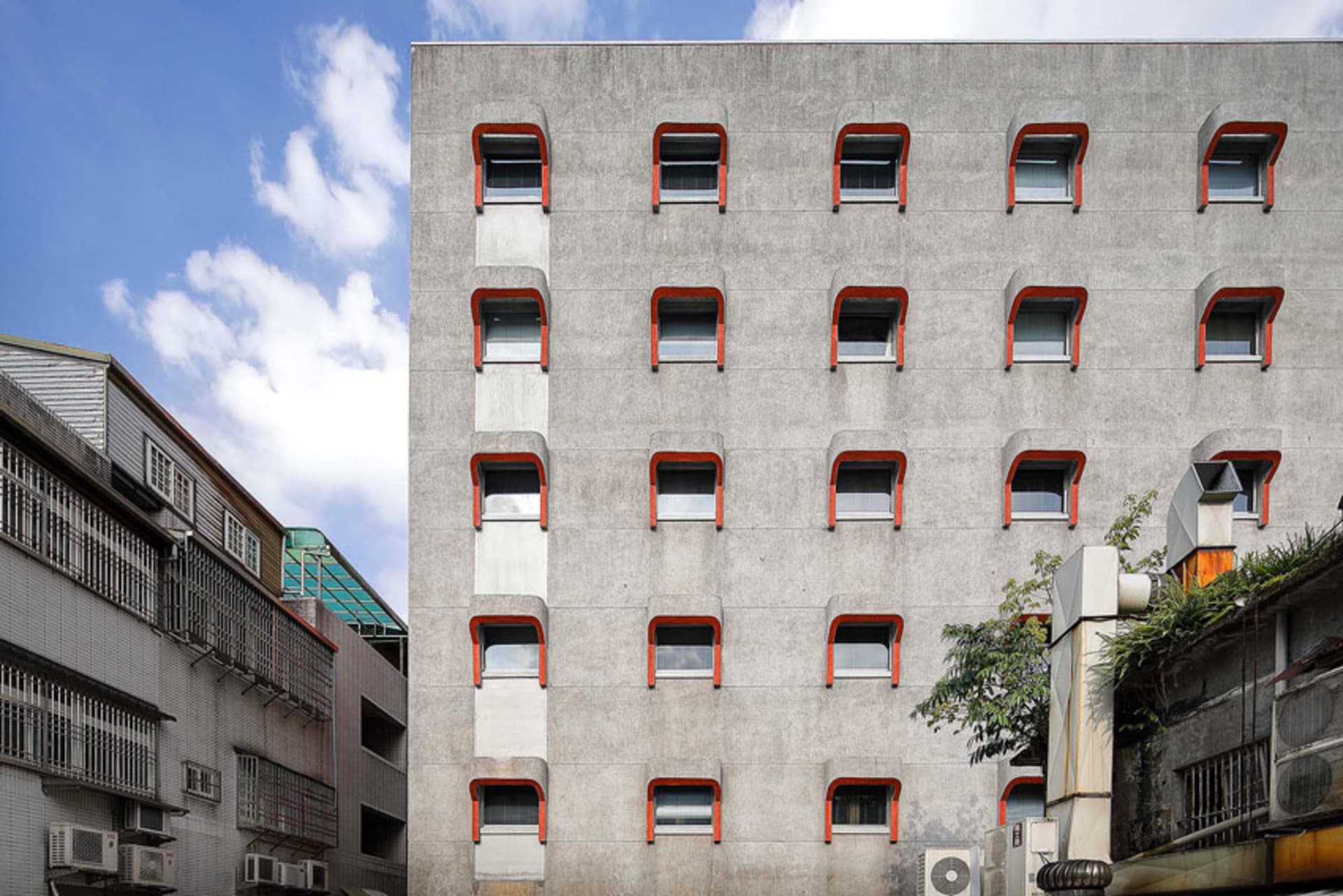 以混凝土材料建造的現代公寓大樓。