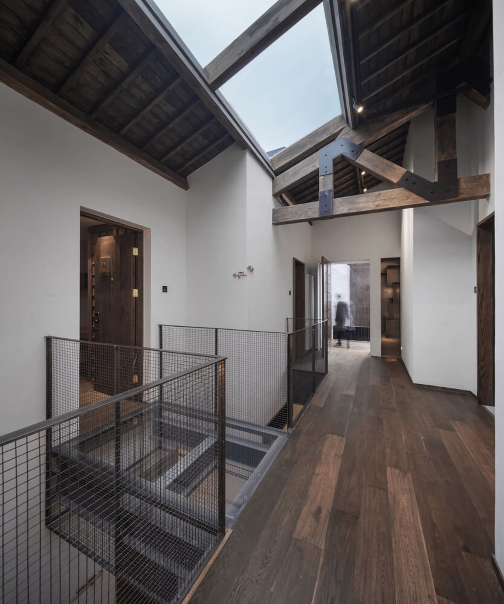 工業風格建築採用木質材料,並搭配開放式天花板橫樑。